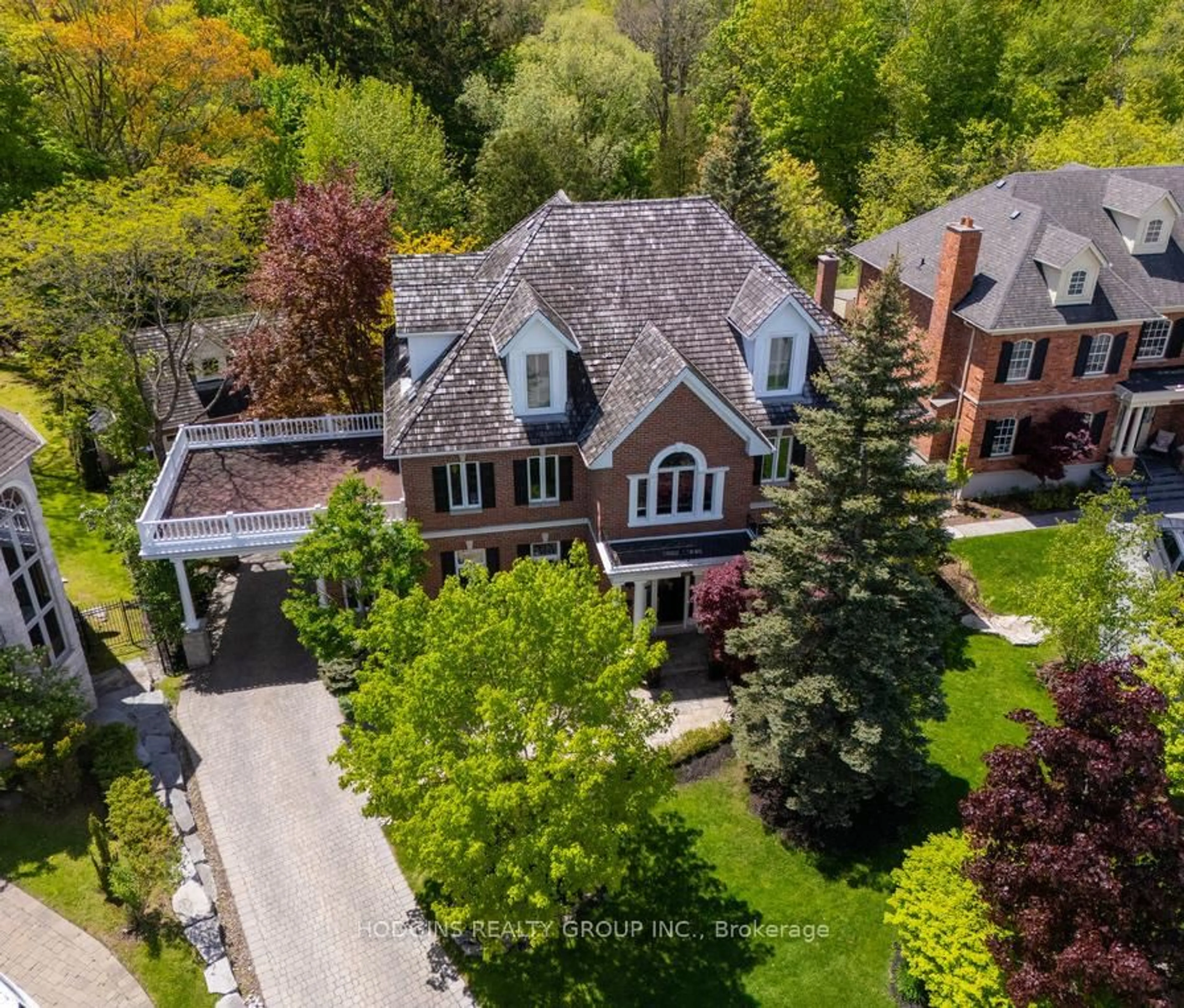 A pic from outside/outdoor area/front of a property/back of a property/a pic from drone, street for 3264 Barchester Crt, Mississauga Ontario L5L 5Z1