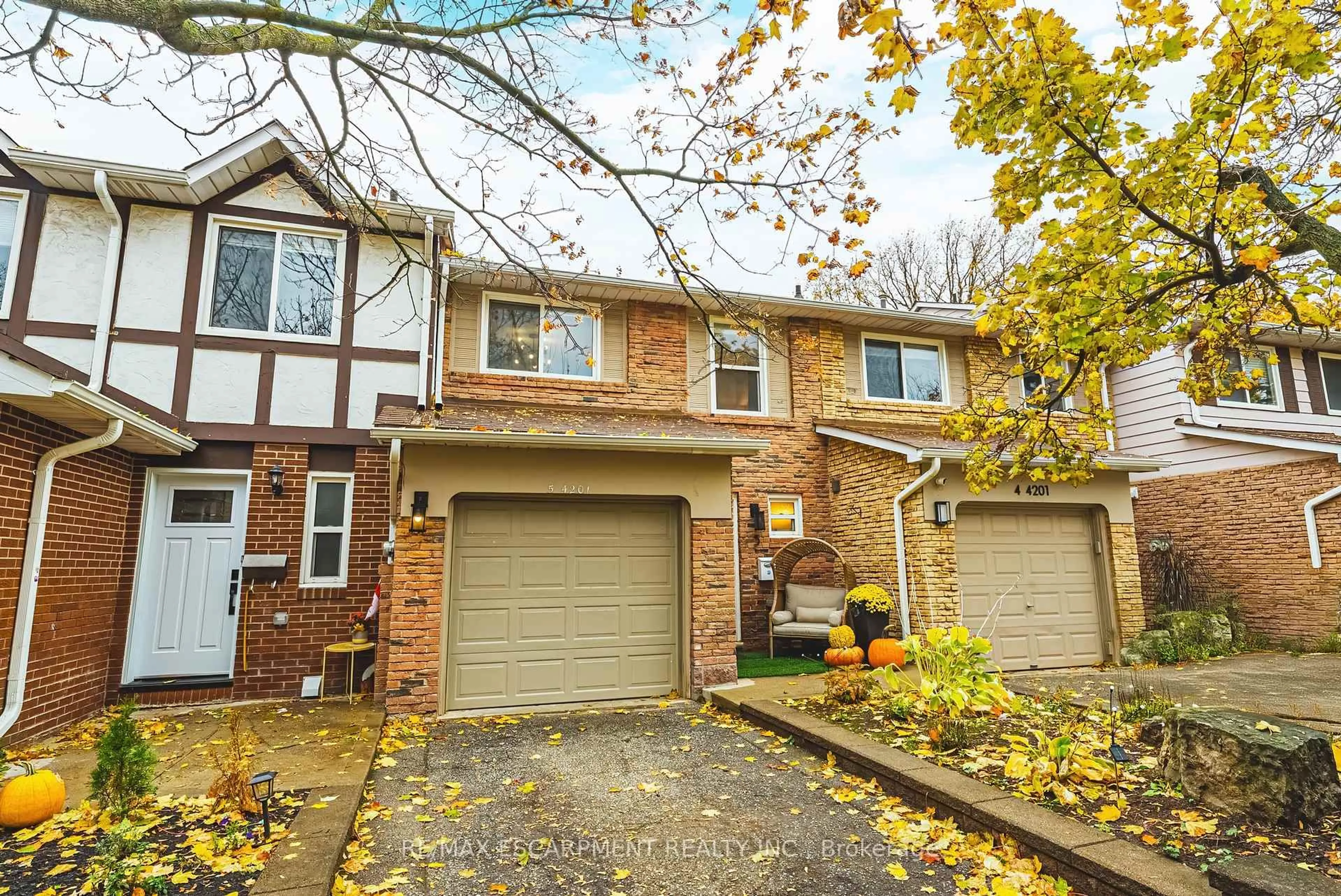 Home with brick exterior material, street for 4201 Longmoor Dr #5, Burlington Ontario L7L 5J9