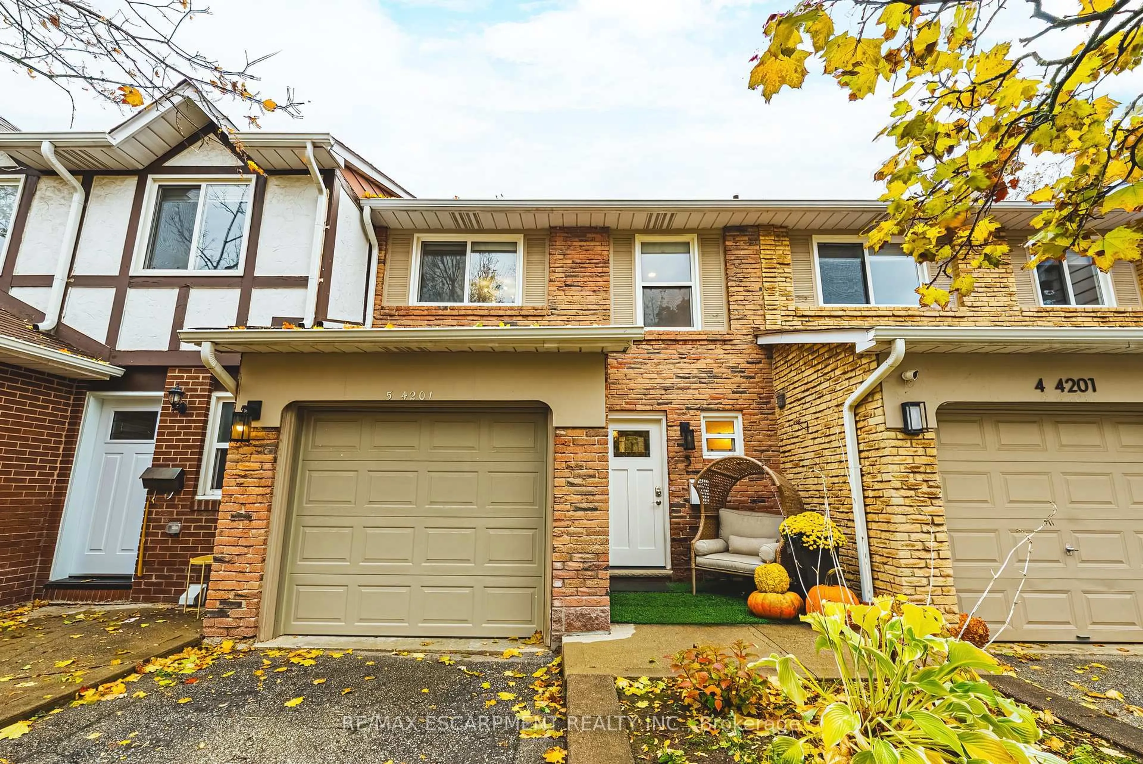 Home with brick exterior material, street for 4201 Longmoor Dr #5, Burlington Ontario L7L 5J9