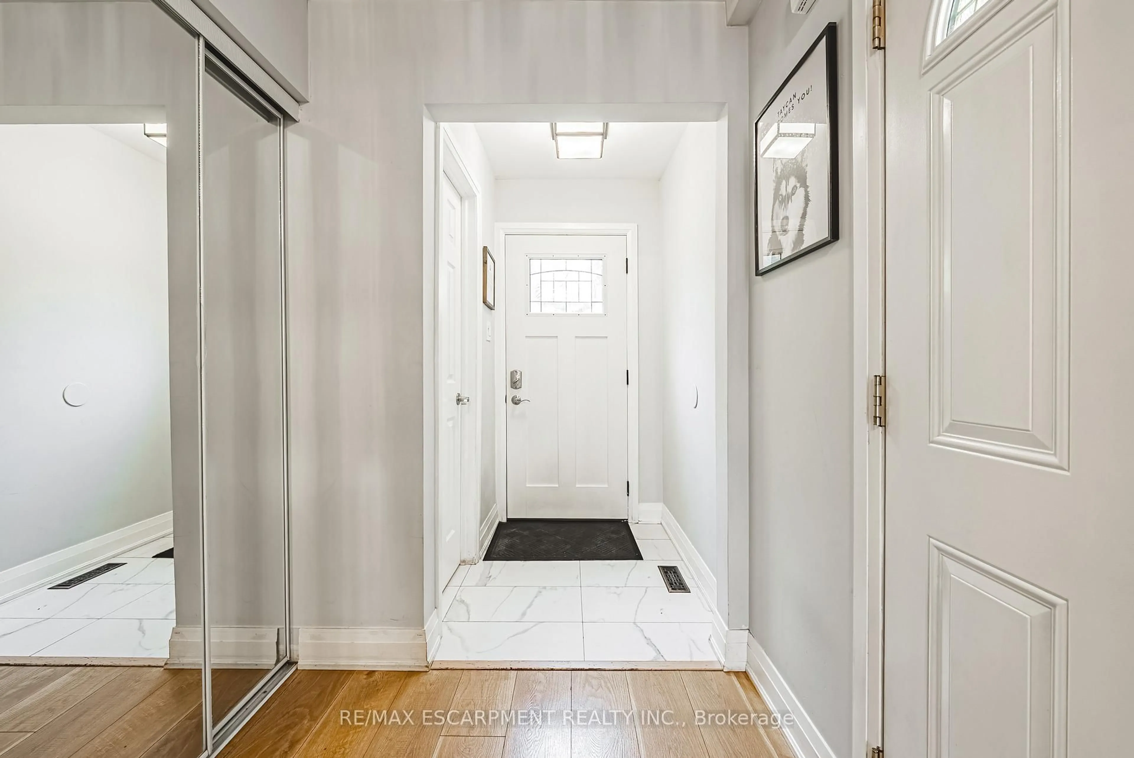 Indoor entryway for 4201 Longmoor Dr #5, Burlington Ontario L7L 5J9