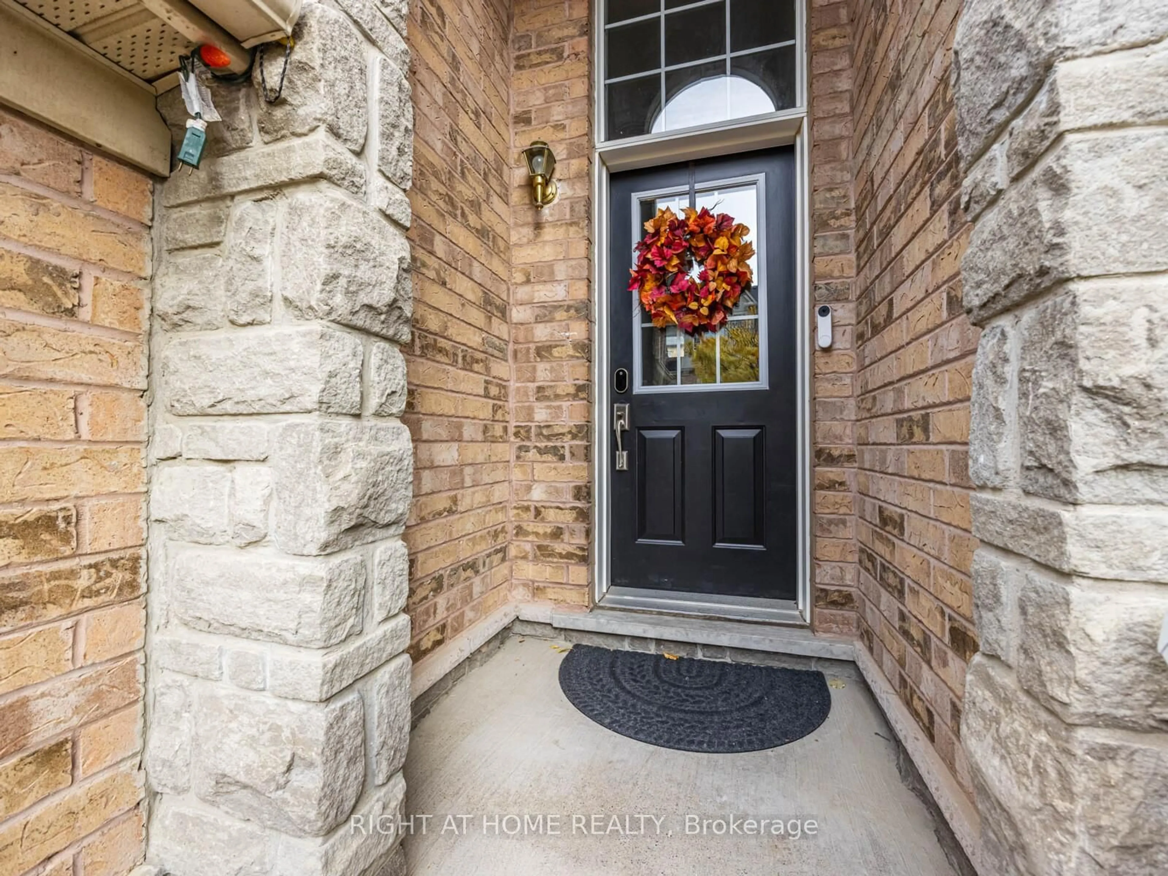 Indoor entryway for 601 Shoreline Dr #105, Mississauga Ontario L5B 4K8