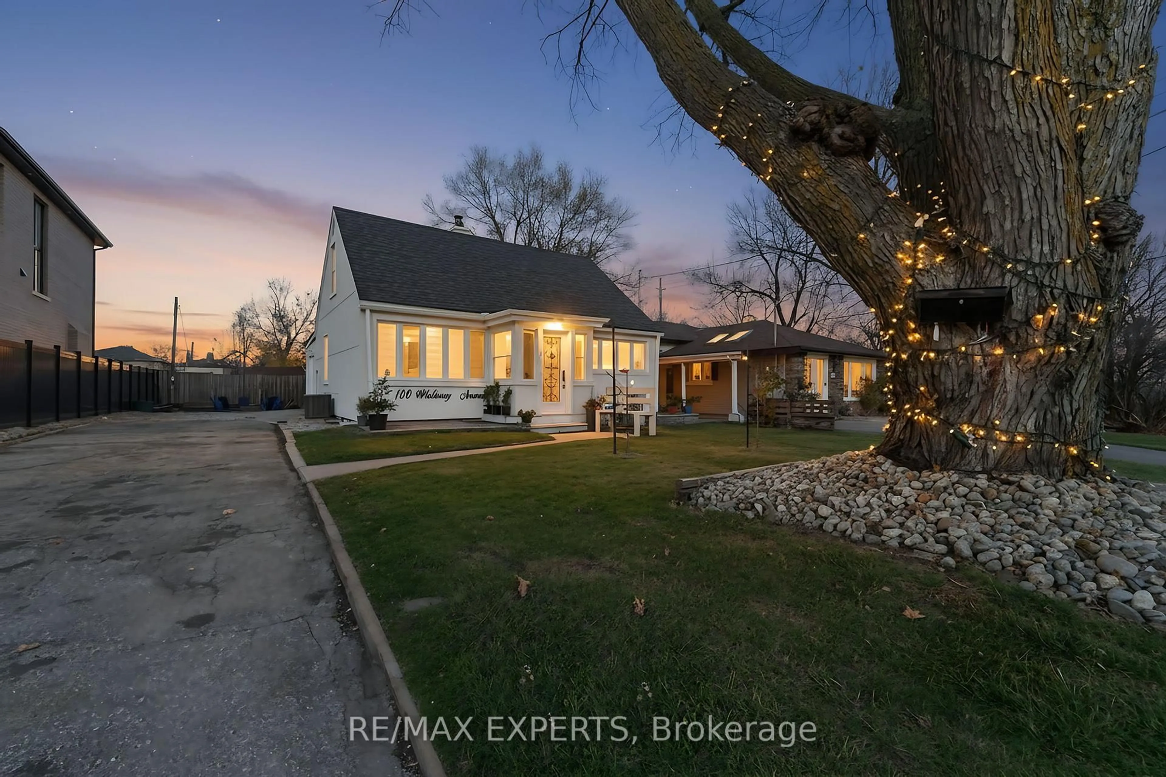 A pic from outside/outdoor area/front of a property/back of a property/a pic from drone, street for 100 Wallasey Ave, Toronto Ontario M9M 1E4