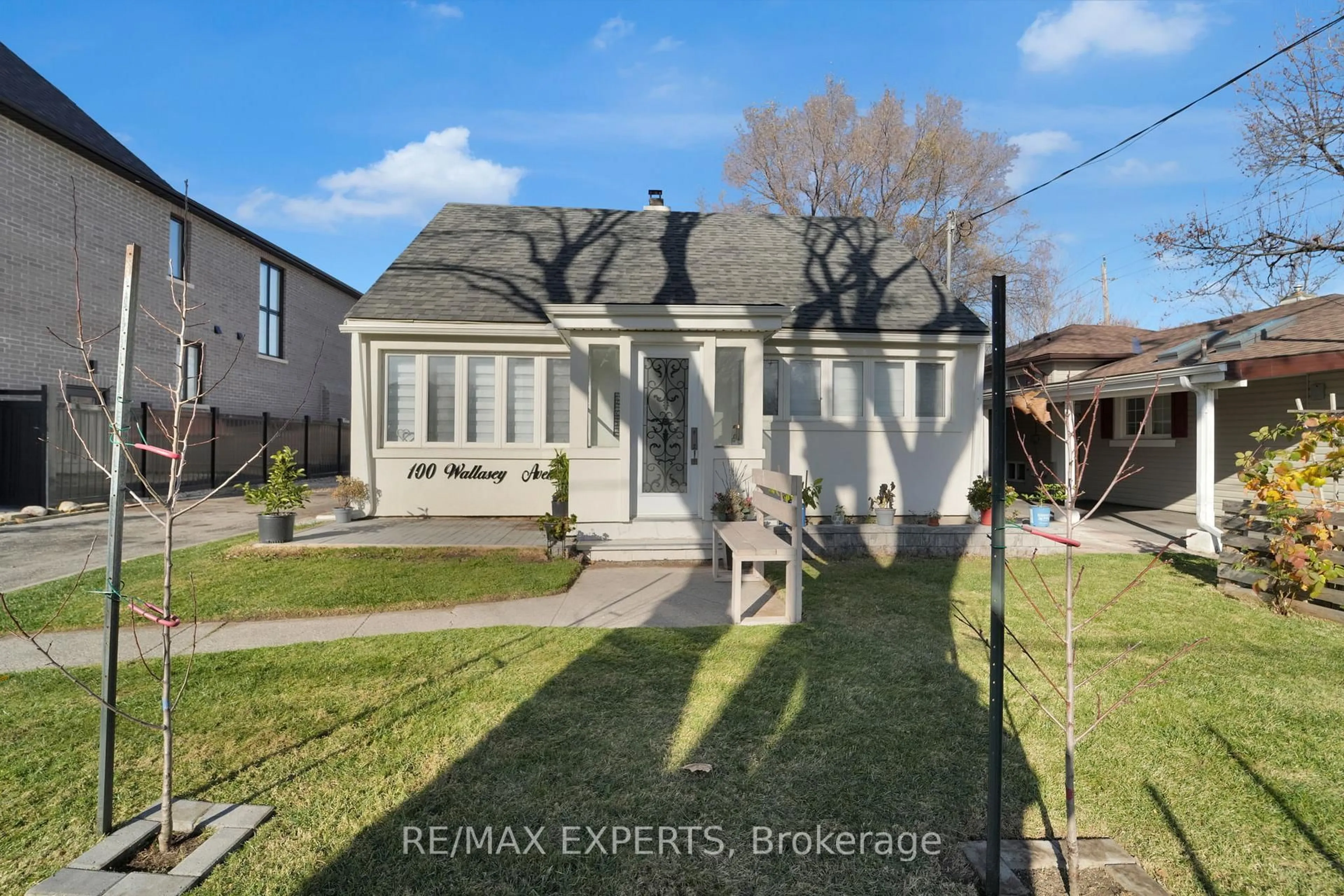 A pic from outside/outdoor area/front of a property/back of a property/a pic from drone, street for 100 Wallasey Ave, Toronto Ontario M9M 1E4