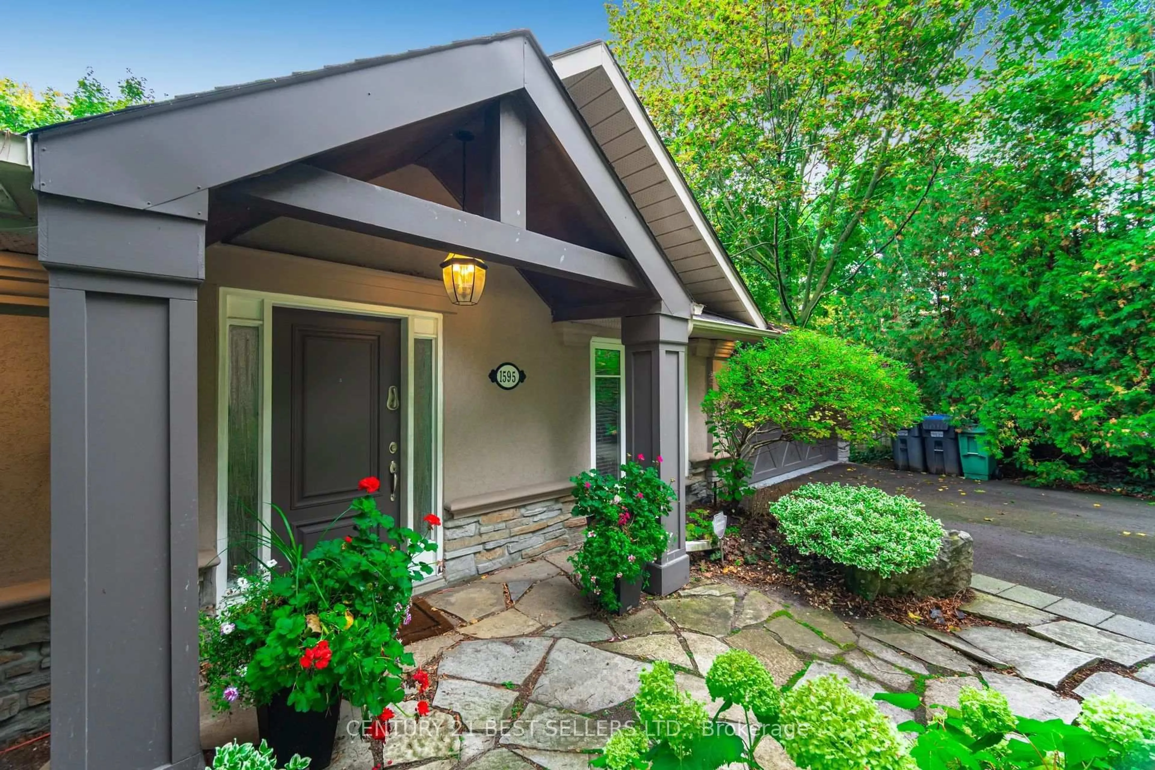 Patio, street for 1595 Calverton Crt, Mississauga Ontario L5G 2W4