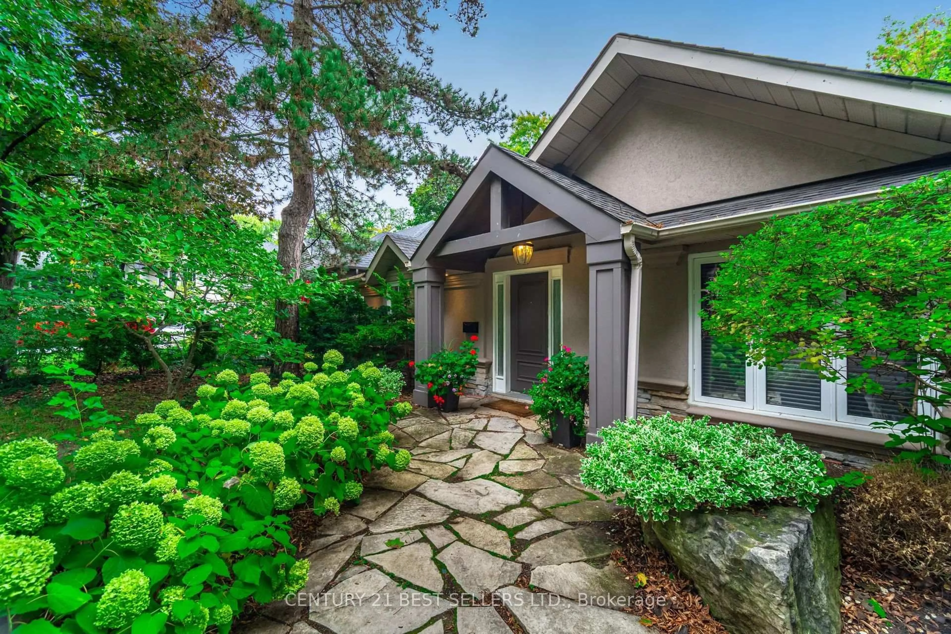 Unknown for 1595 Calverton Crt, Mississauga Ontario L5G 2W4