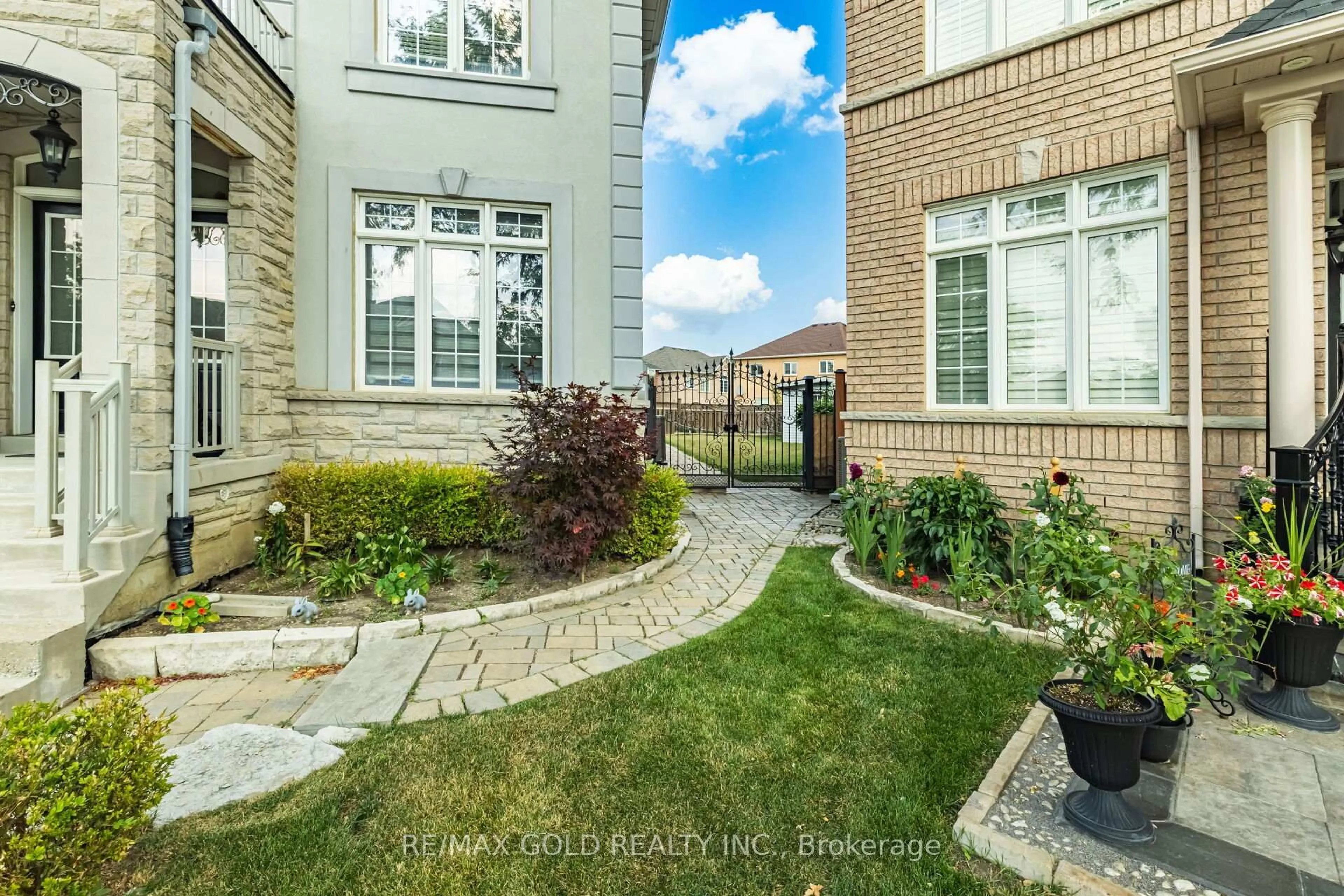 Unknown for 15 smoothrock Tr, Brampton Ontario L6R 0S5