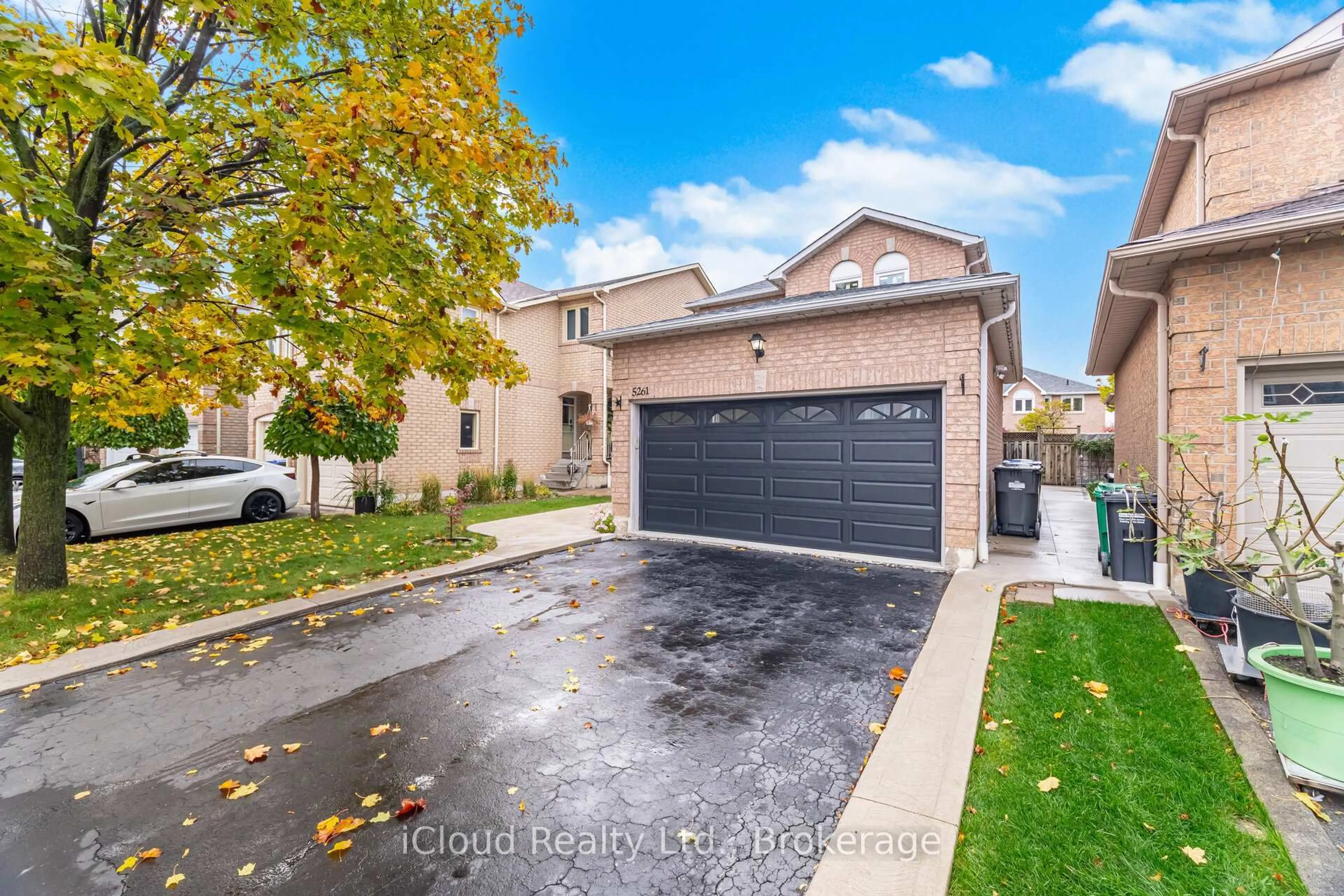 A pic from outside/outdoor area/front of a property/back of a property/a pic from drone, street for 5261 River Forest Crt, Mississauga Ontario L5V 2C7