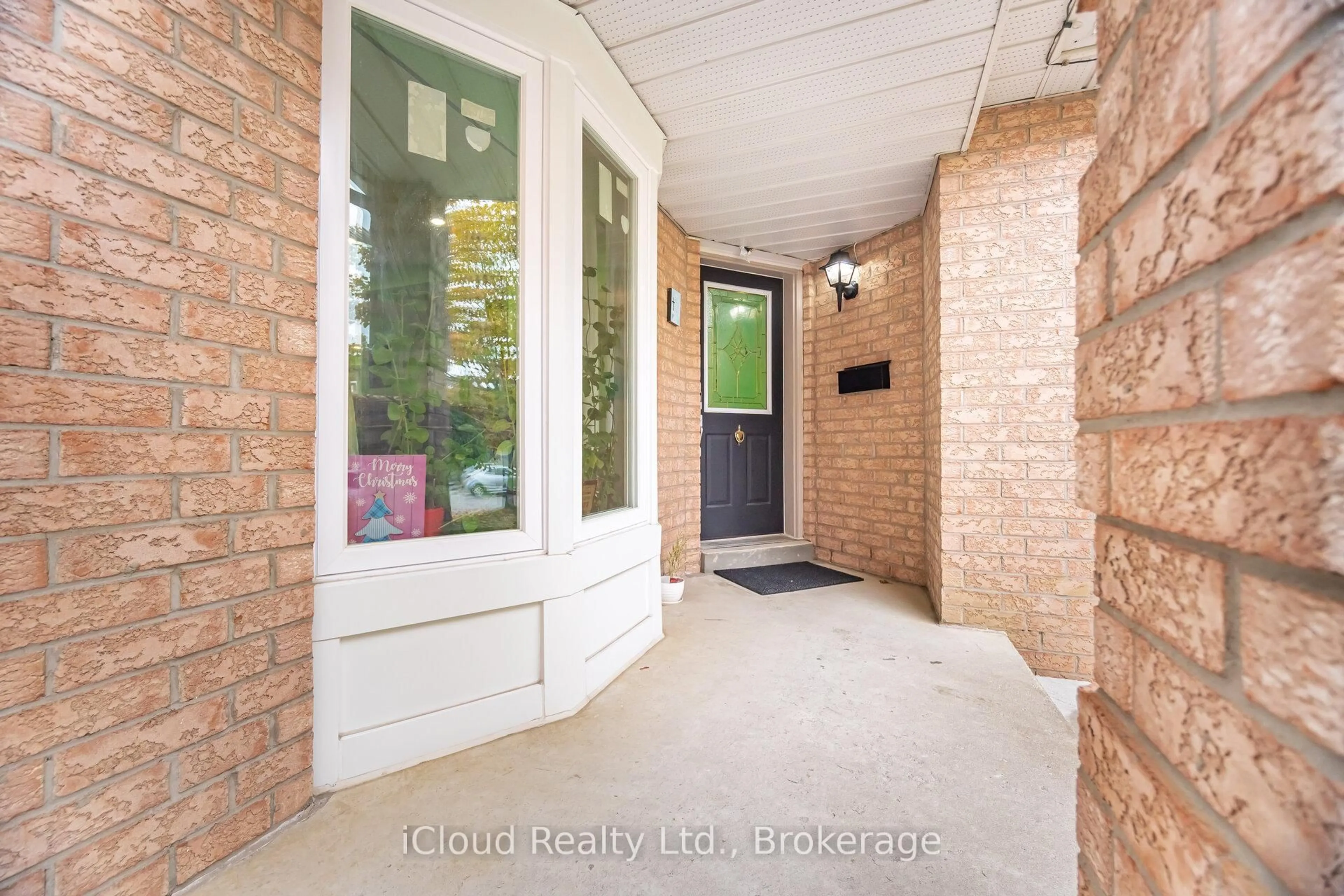 Indoor entryway for 5261 River Forest Crt, Mississauga Ontario L5V 2C7