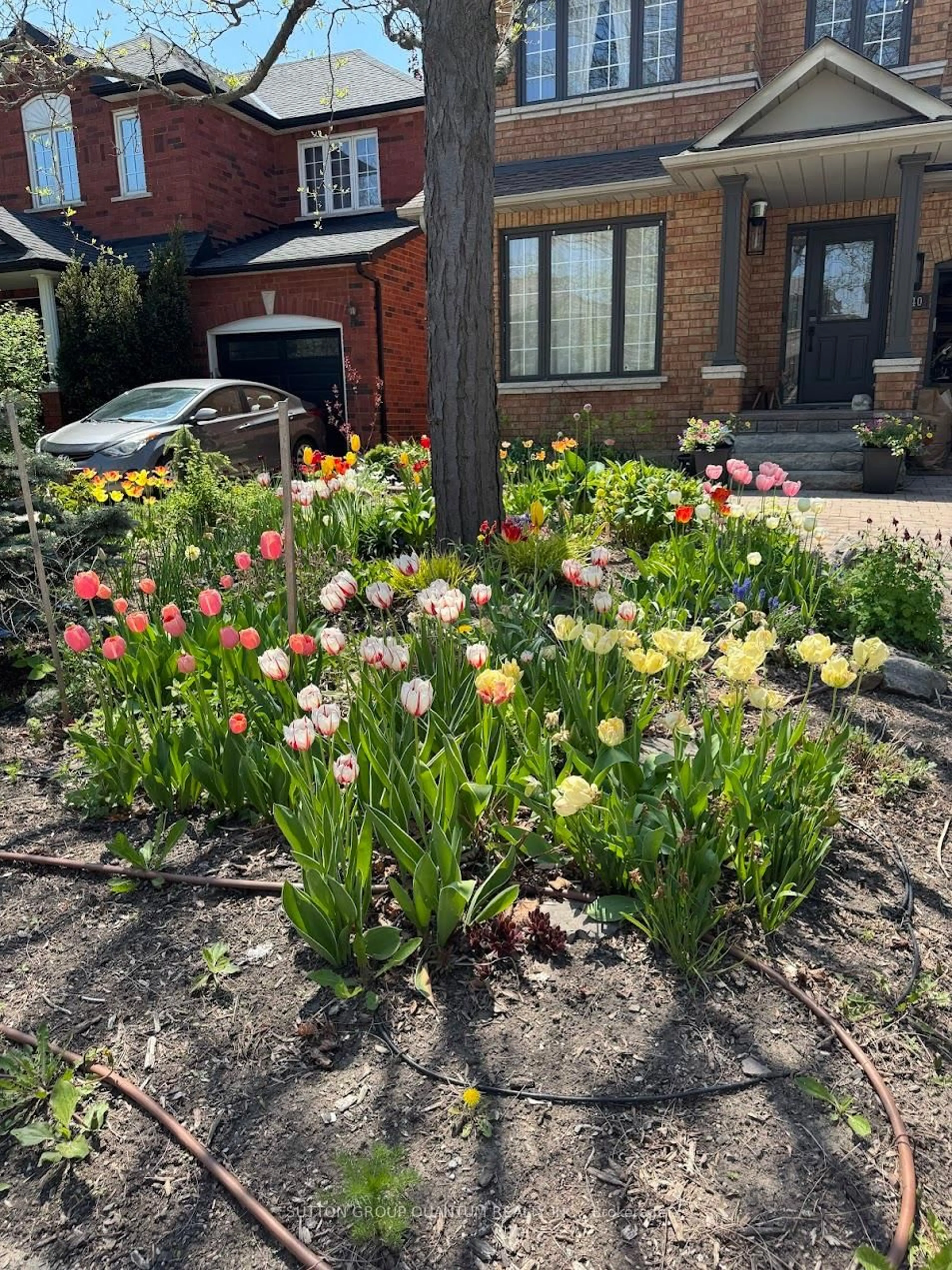 A pic from outside/outdoor area/front of a property/back of a property/a pic from drone, street for 2140 Nightstar Dr, Oakville Ontario L6M 3R1