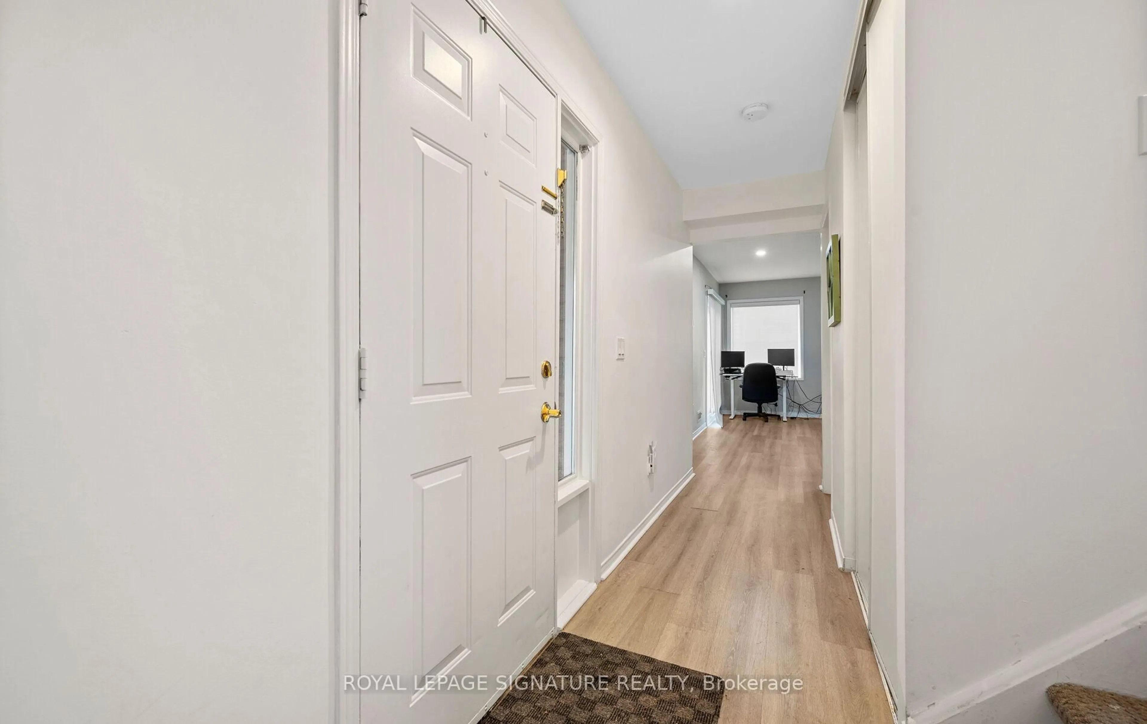 Indoor entryway for 2320 Strawfield Crt, Oakville Ontario L6H 6C2
