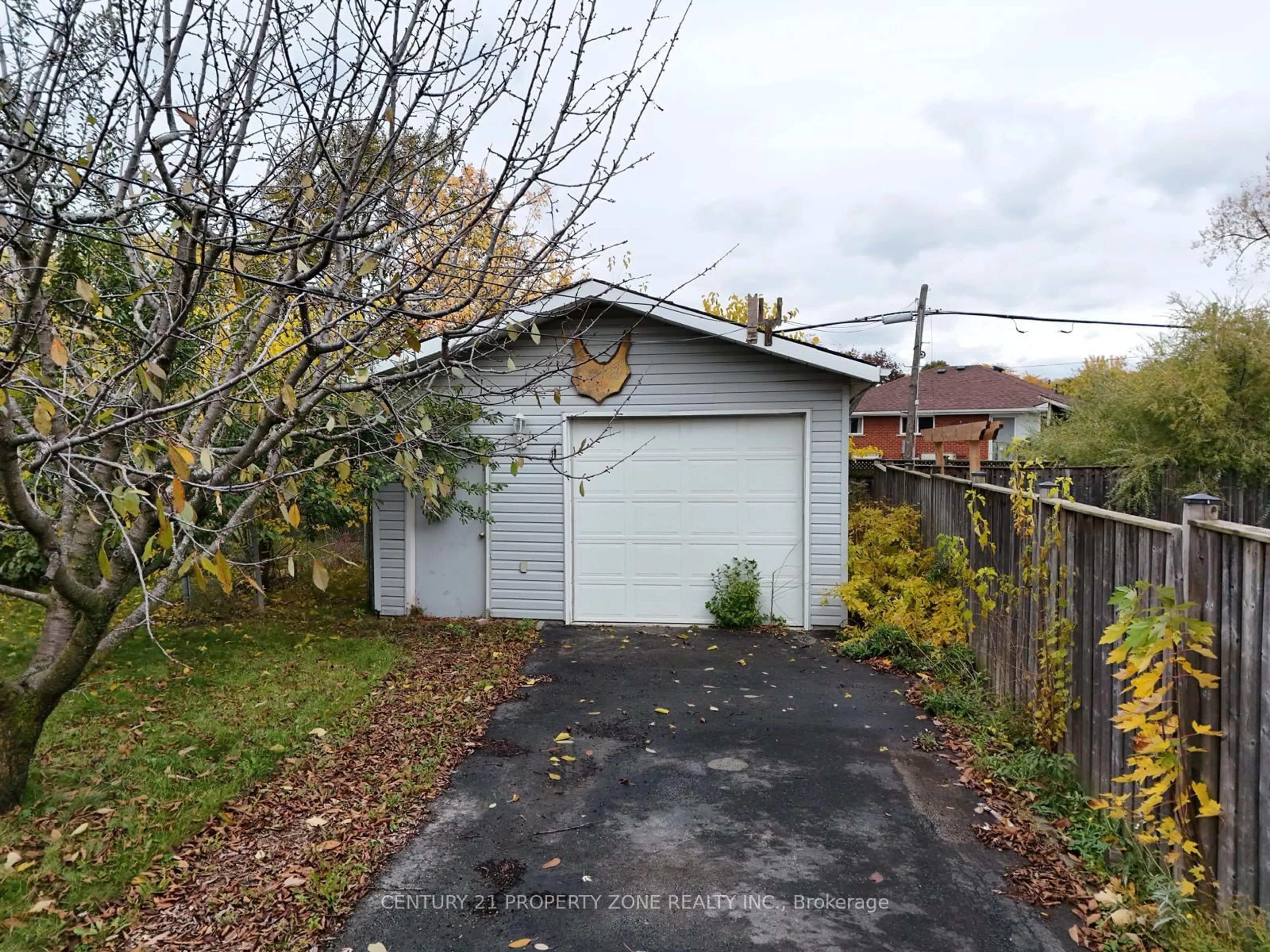 Shed for 2123 Sunnydale Dr, Burlington Ontario L7P 1E8