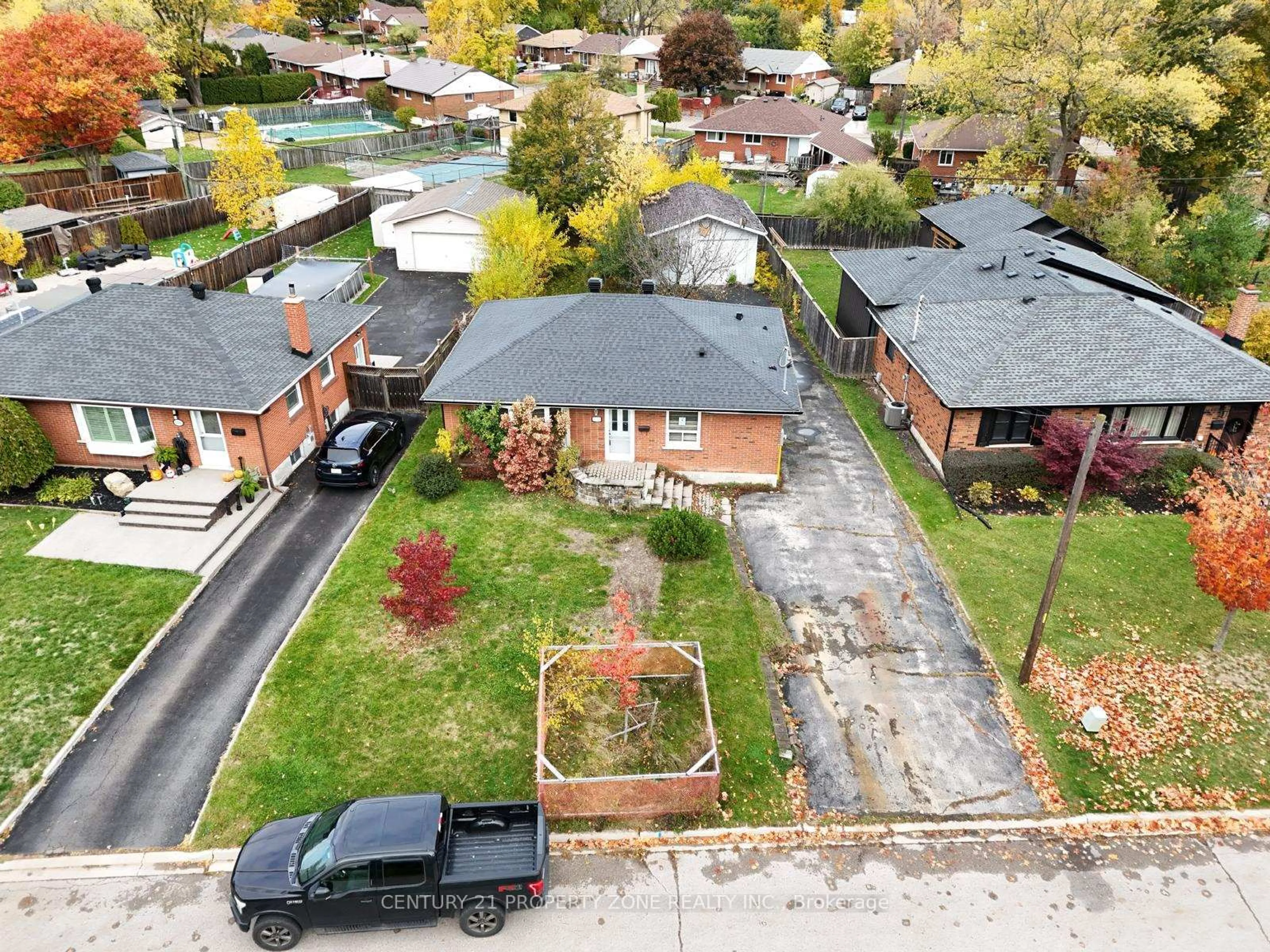 A pic from outside/outdoor area/front of a property/back of a property/a pic from drone, street for 2123 Sunnydale Dr, Burlington Ontario L7P 1E8