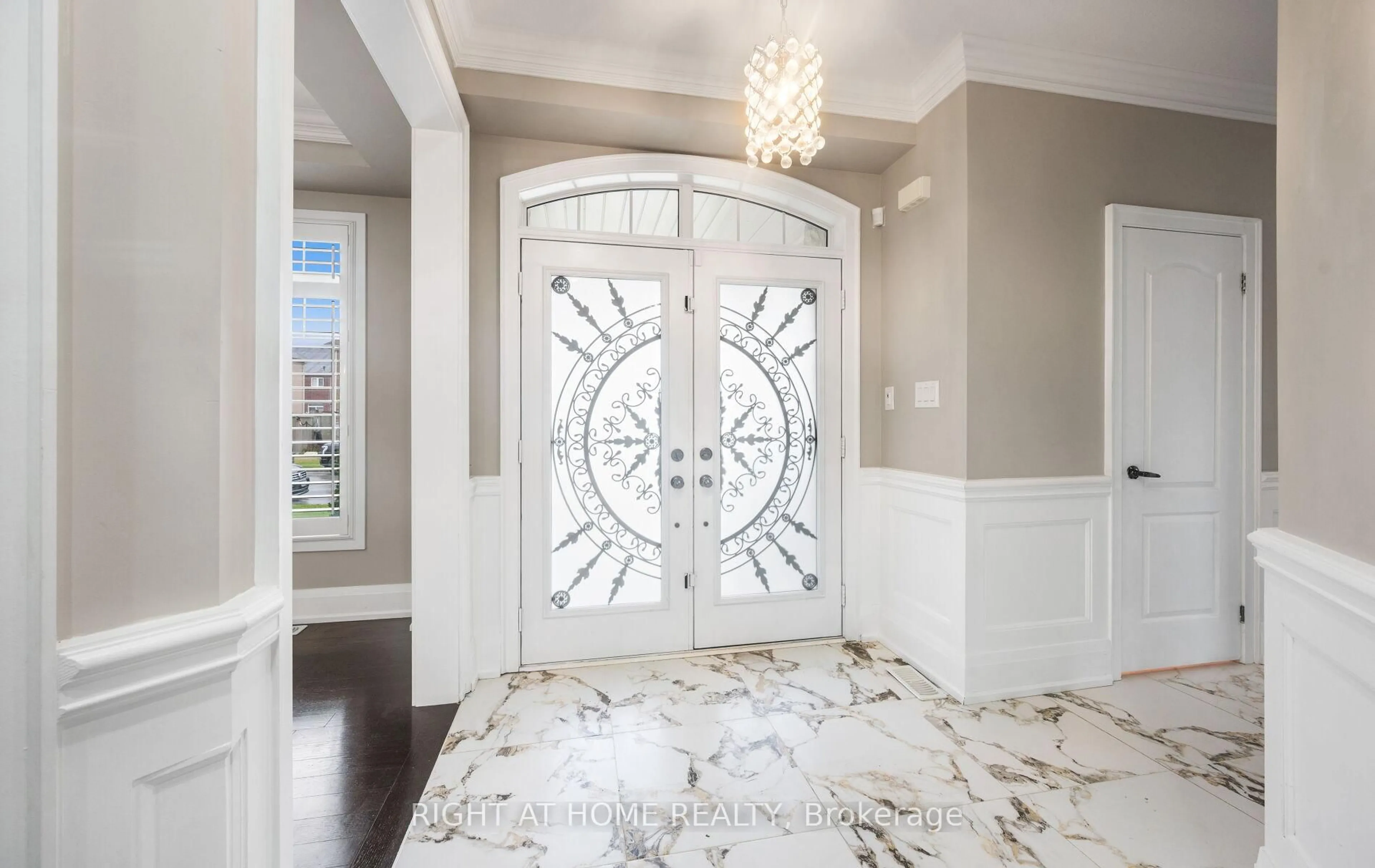 Indoor entryway for 404 Queen Mary Dr, Brampton Ontario L7A 4K4