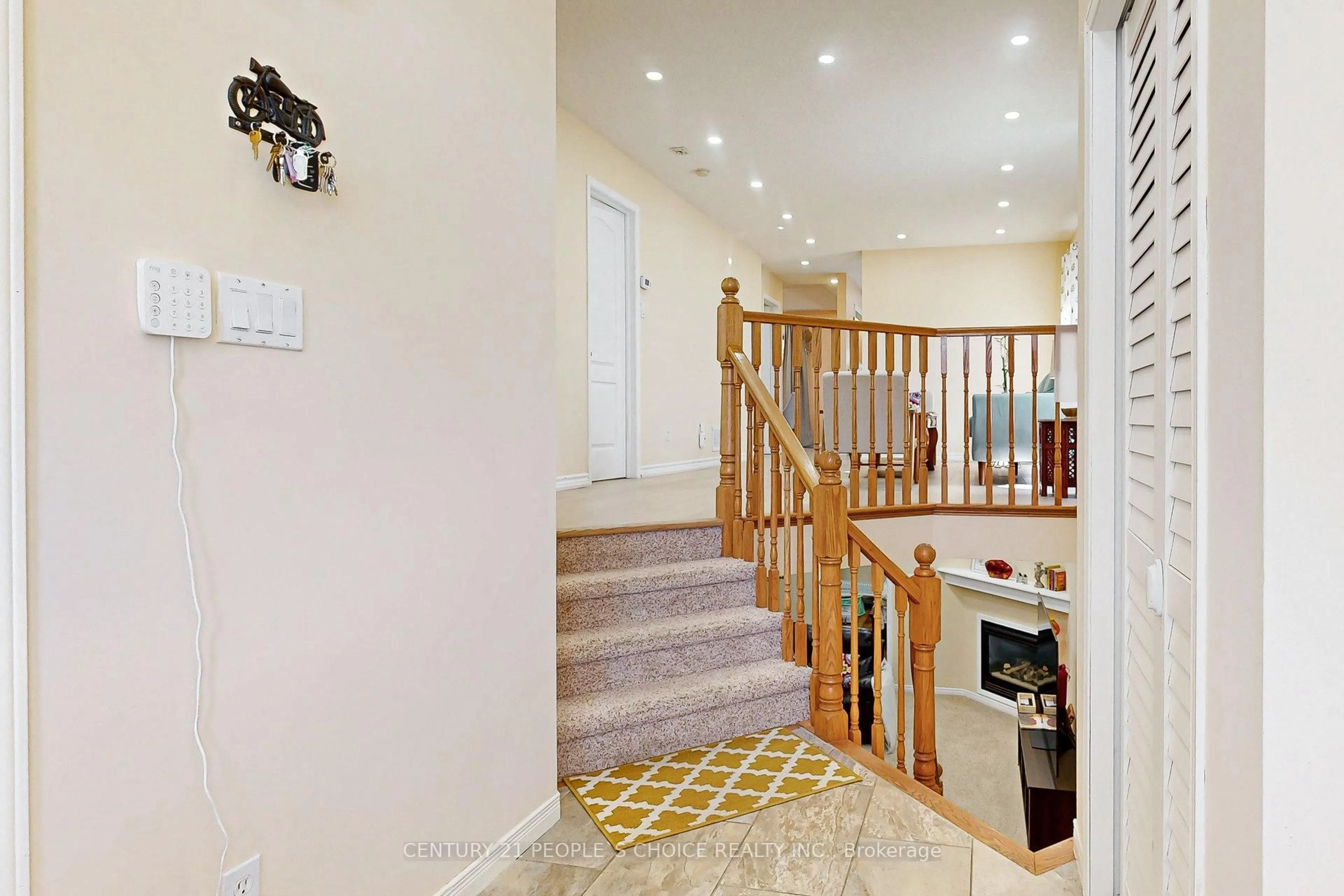 Indoor foyer for 19 Mckitrick Dr, Orangeville Ontario L9W 5C2
