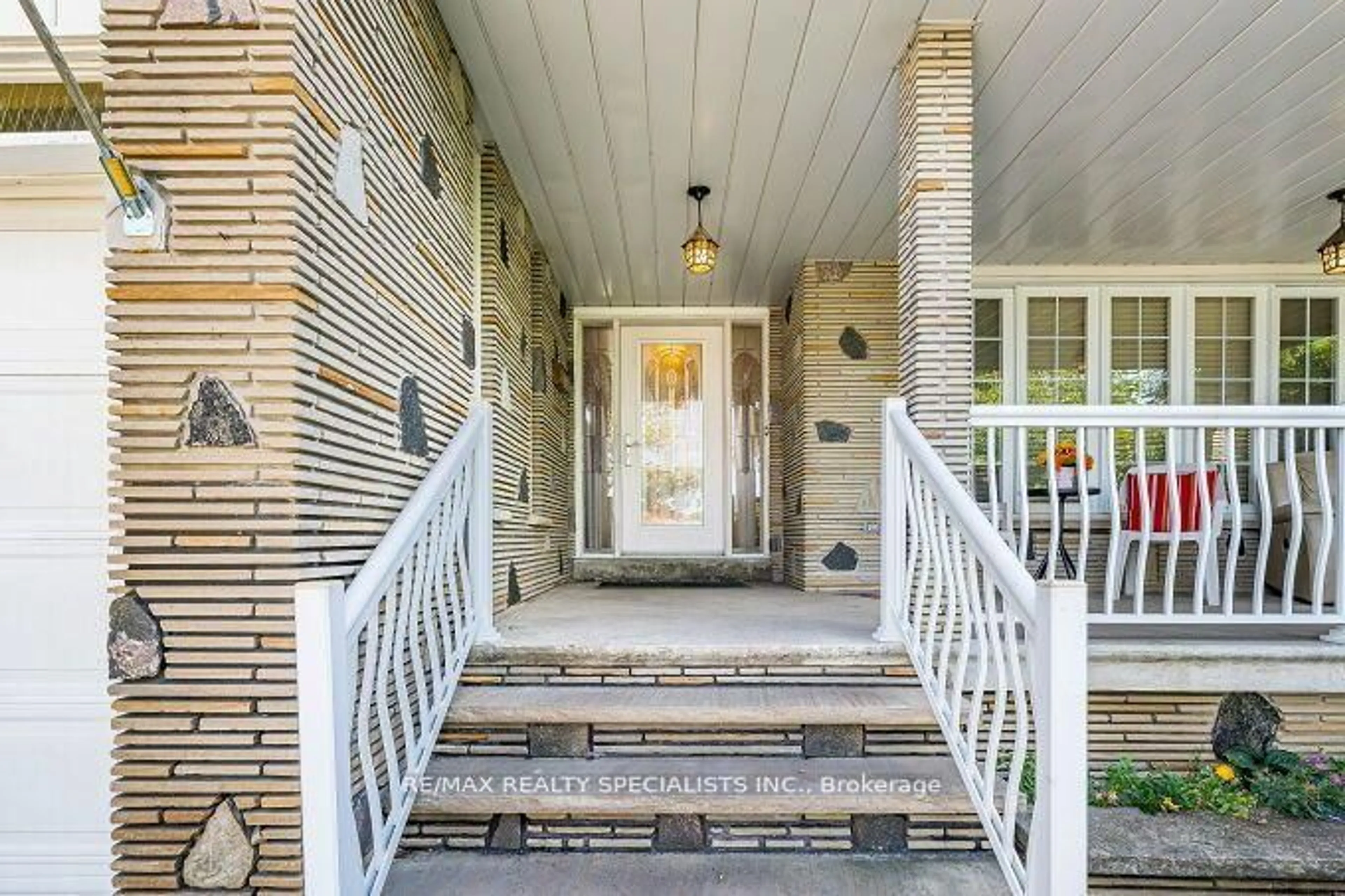 Indoor entryway for 61 Brewster Cres, Toronto Ontario M3N 1C7