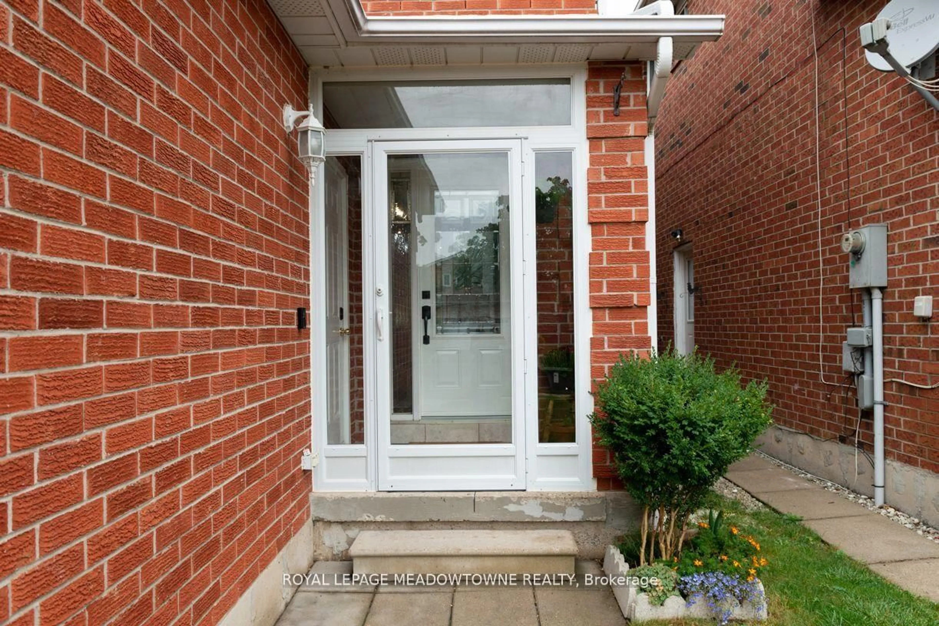 Indoor entryway for 32 Clarridge Crt, Brampton Ontario L6X 3N5