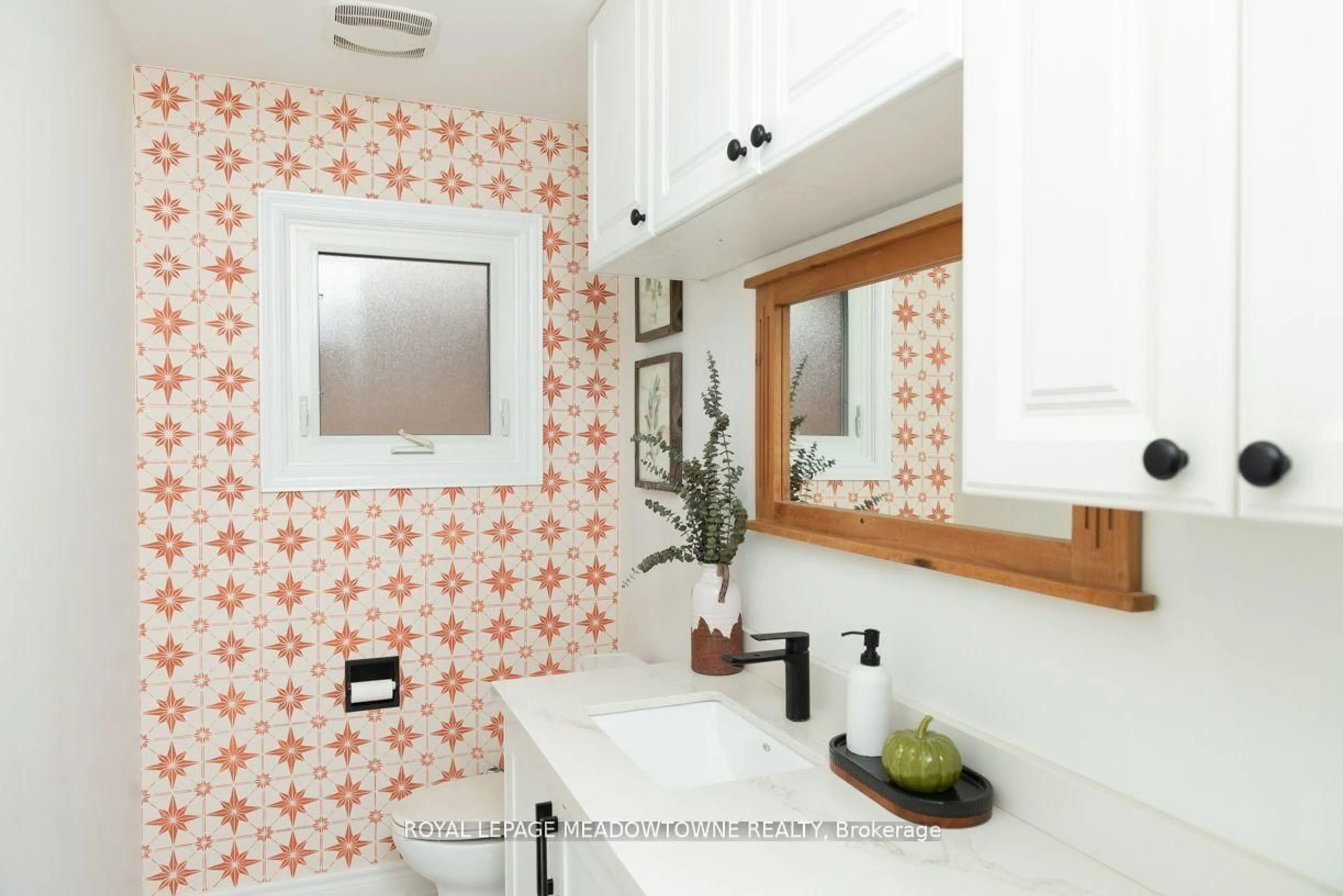 Contemporary bathroom, ceramic/tile floor for 32 Clarridge Crt, Brampton Ontario L6X 3N5