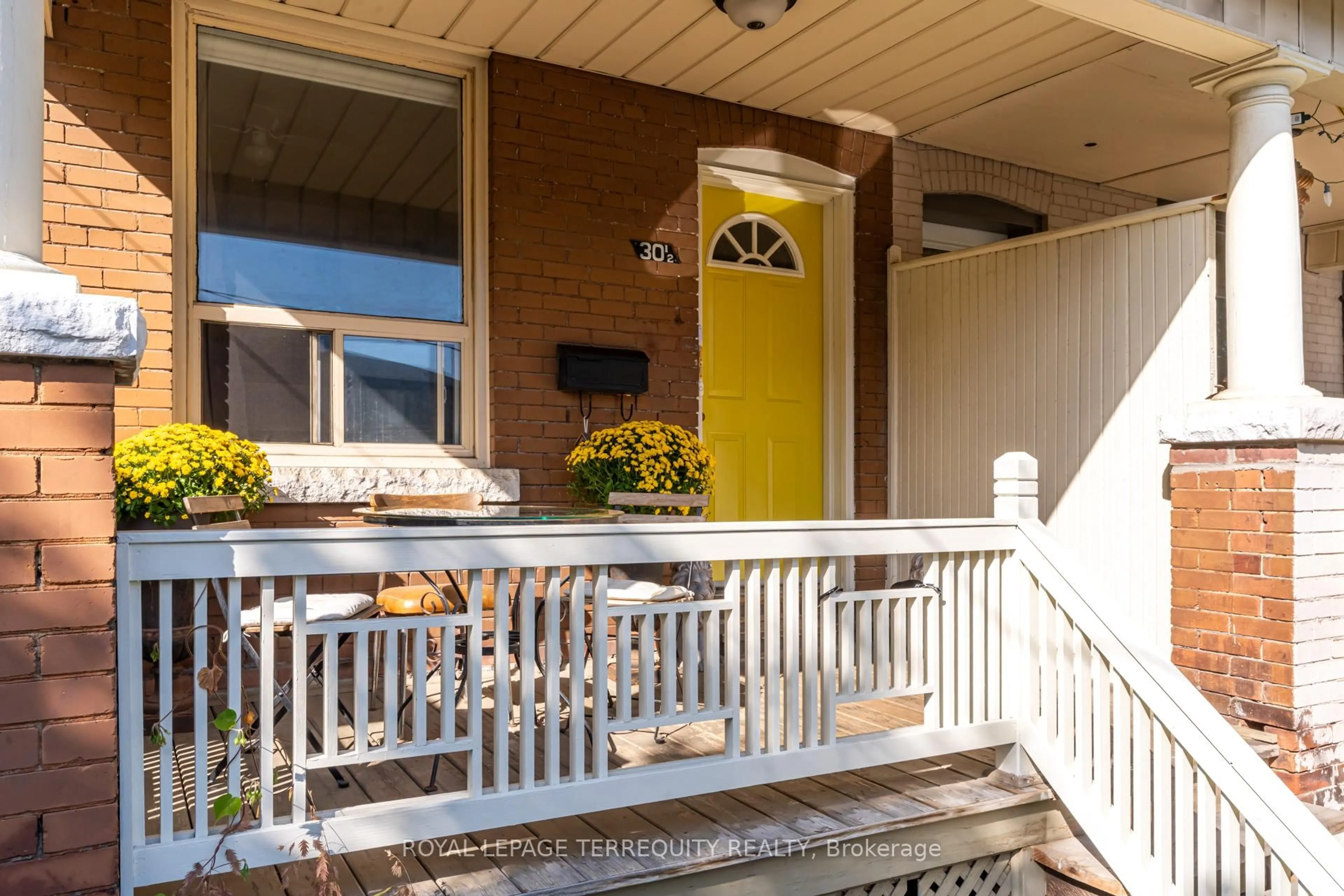 Indoor entryway for 30 1/2 Macaulay Ave, Toronto Ontario M6P 3P6