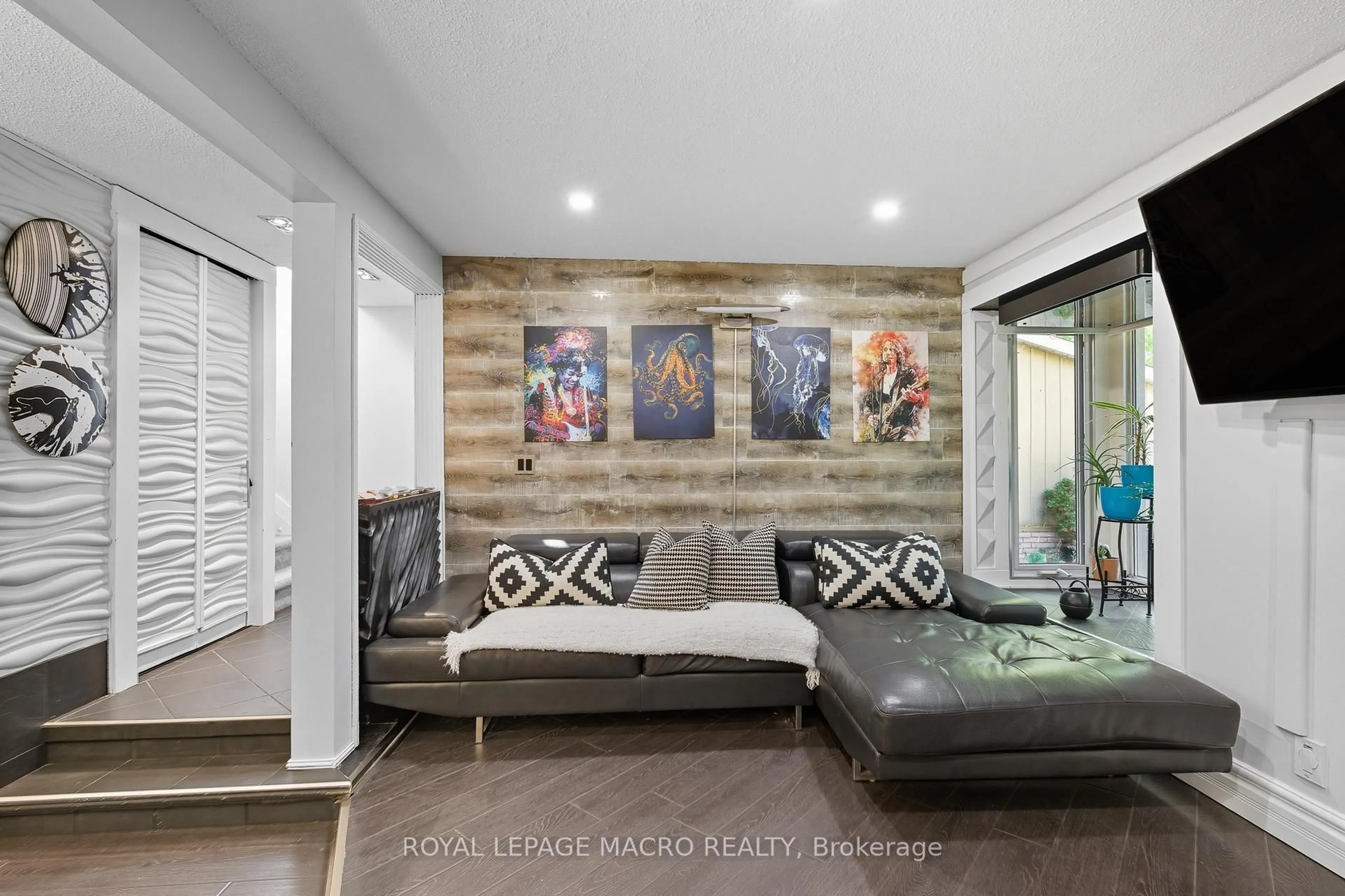 Indoor entryway for 2385 Woodward Ave #28, Burlington Ontario L7R 1V2