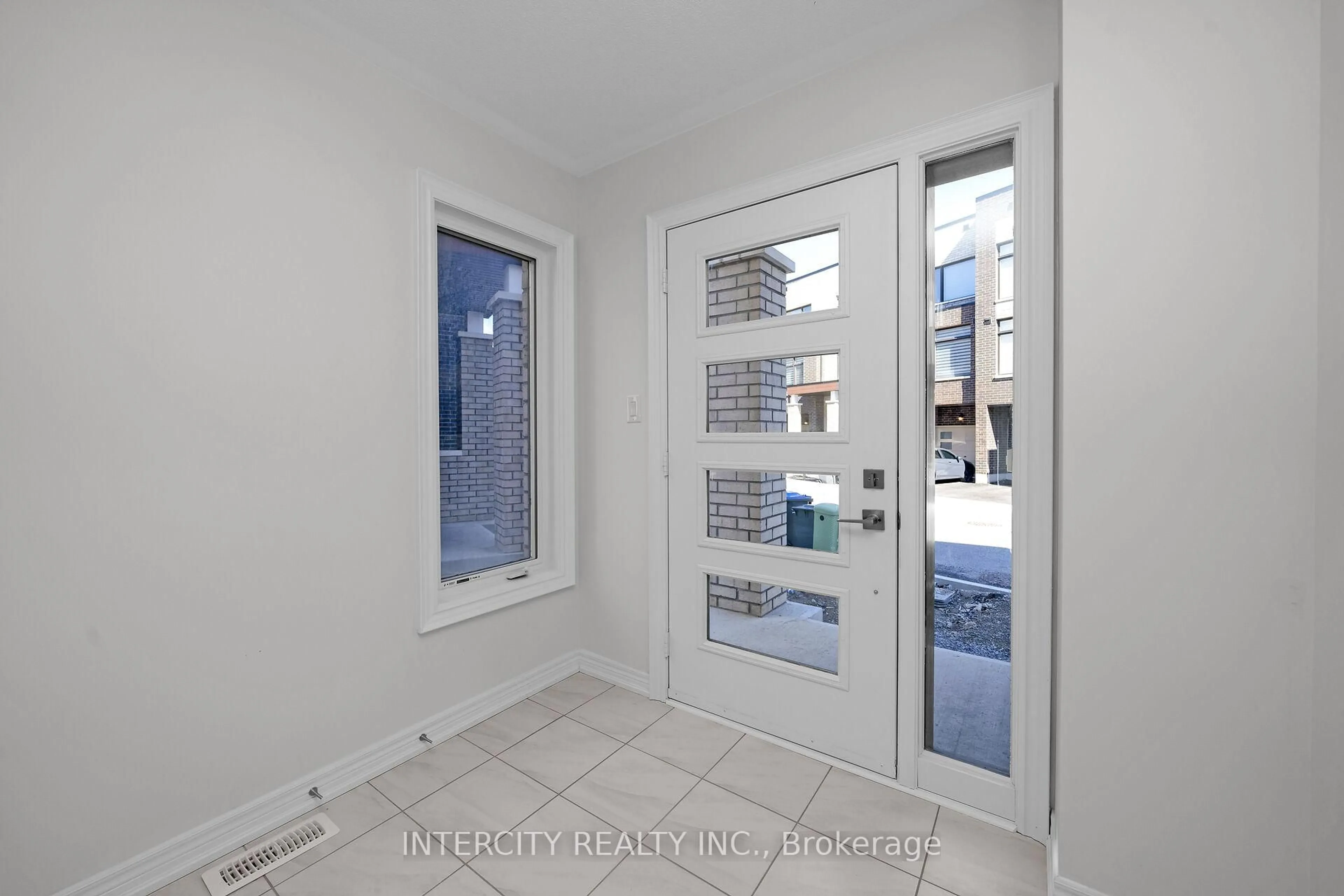 Indoor entryway for 28 Queenpost Dr #30, Brampton Ontario L6Y 6L2
