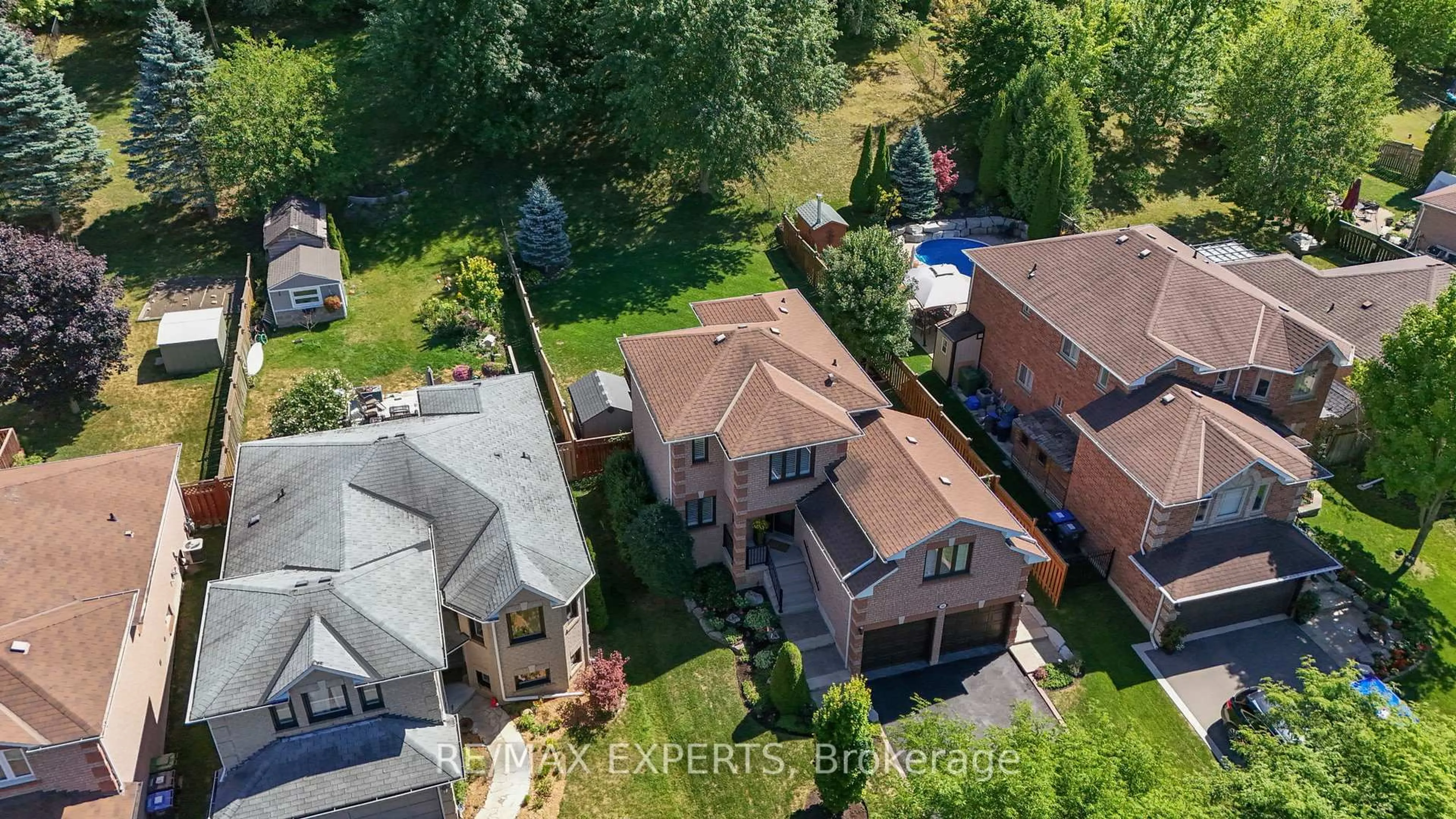 A pic from outside/outdoor area/front of a property/back of a property/a pic from drone, street for 44 Sunkist Valley Rd, Caledon Ontario L7E 1T1