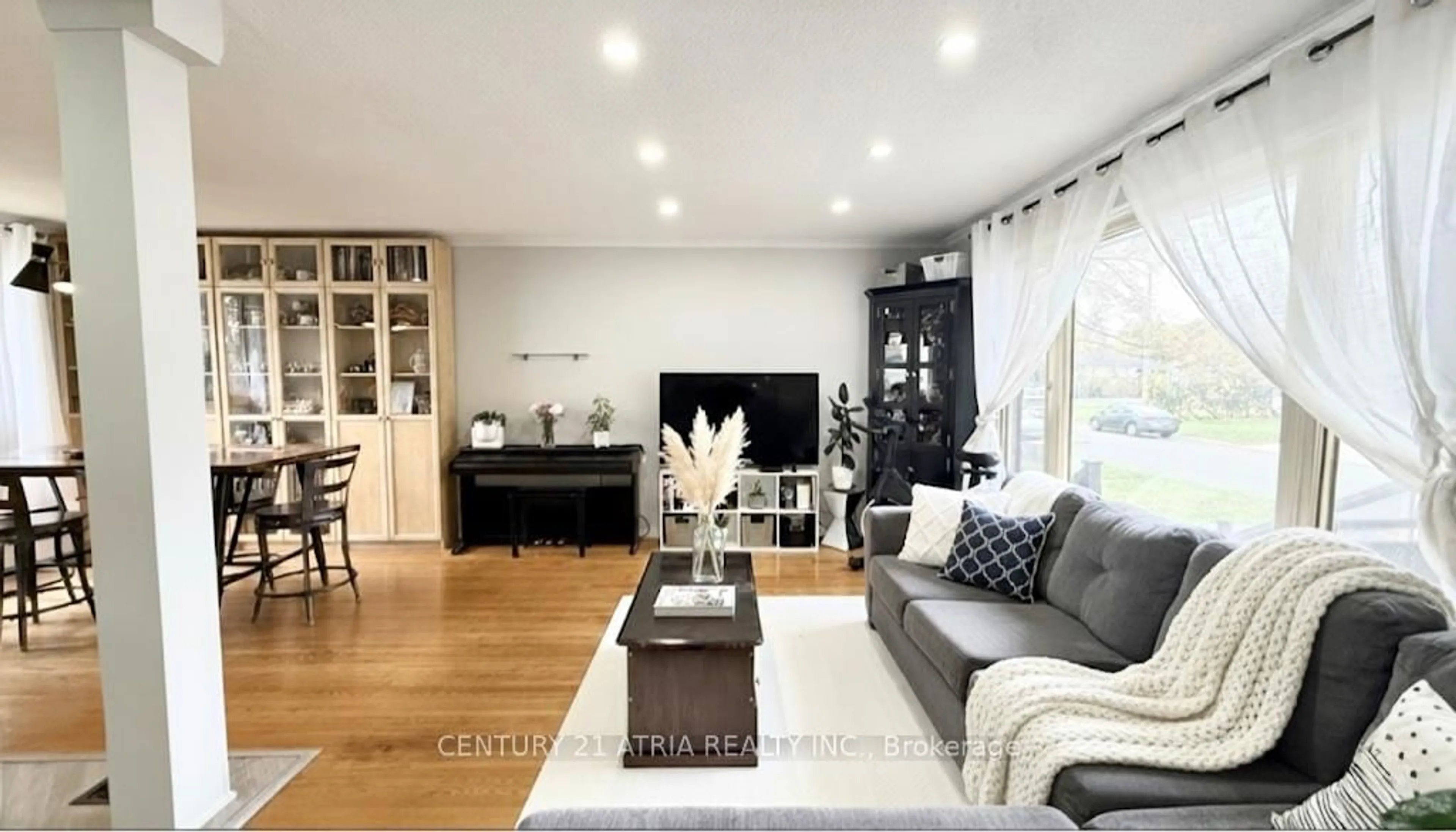 Living room with furniture, wood/laminate floor for 2 Watson Cres, Brampton Ontario L6W 1E6