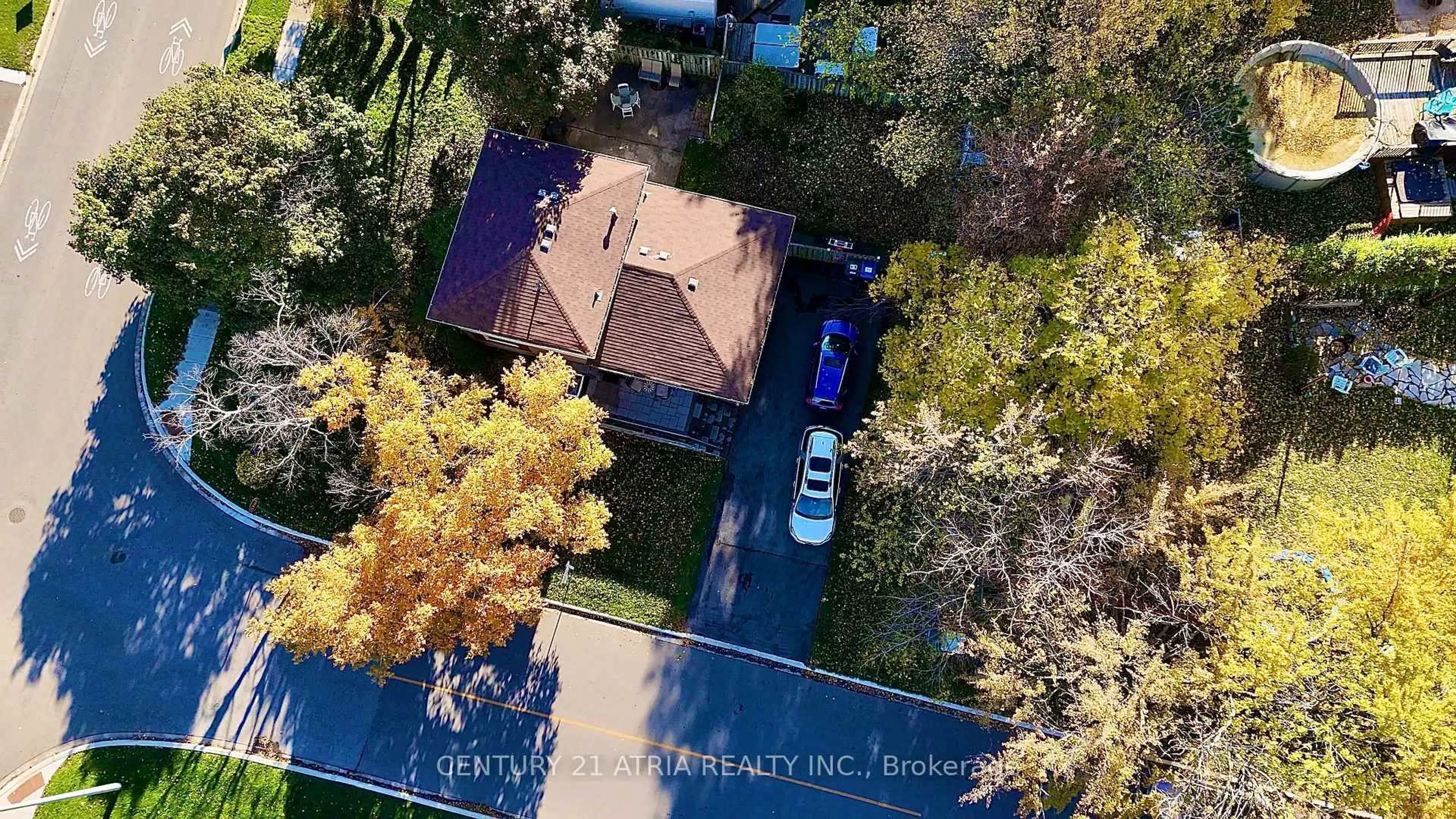 A pic from outside/outdoor area/front of a property/back of a property/a pic from drone, unknown for 2 Watson Cres, Brampton Ontario L6W 1E6