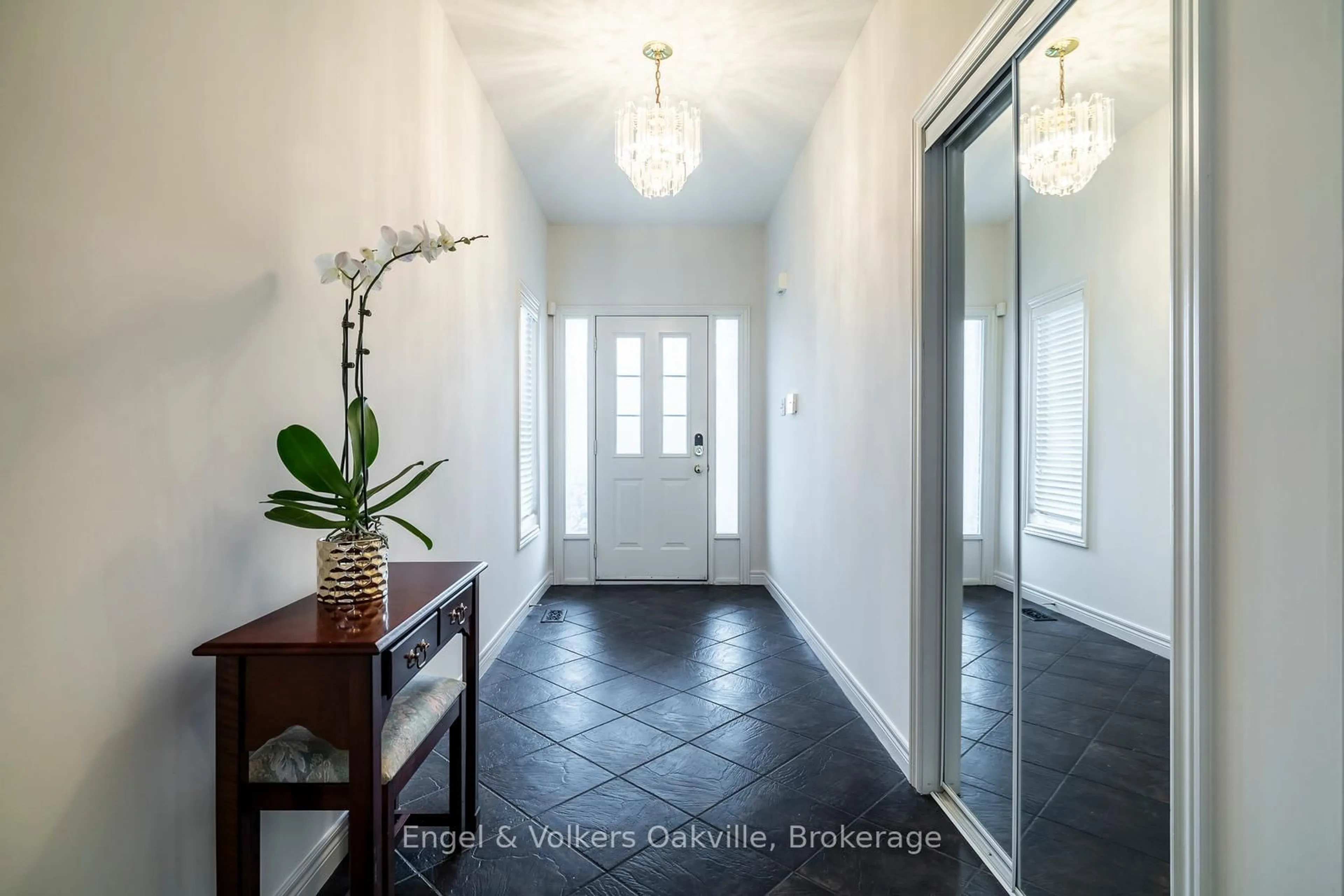 Indoor entryway for 2169 Orchard Rd #17, Burlington Ontario L7L 7H9