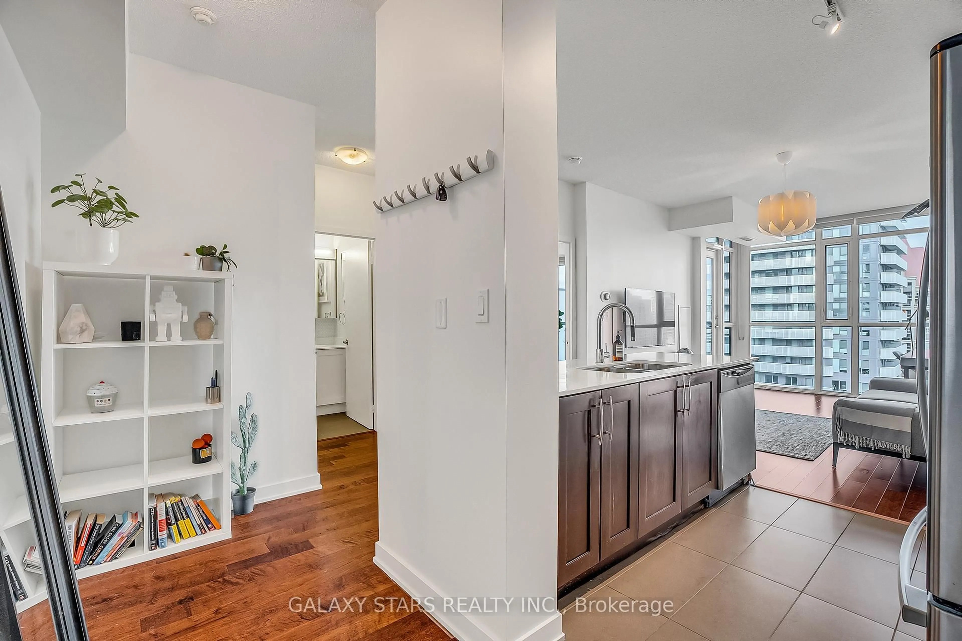 Indoor entryway for 4065 Brickstone Mews #2601, Mississauga Ontario L5B 0G3