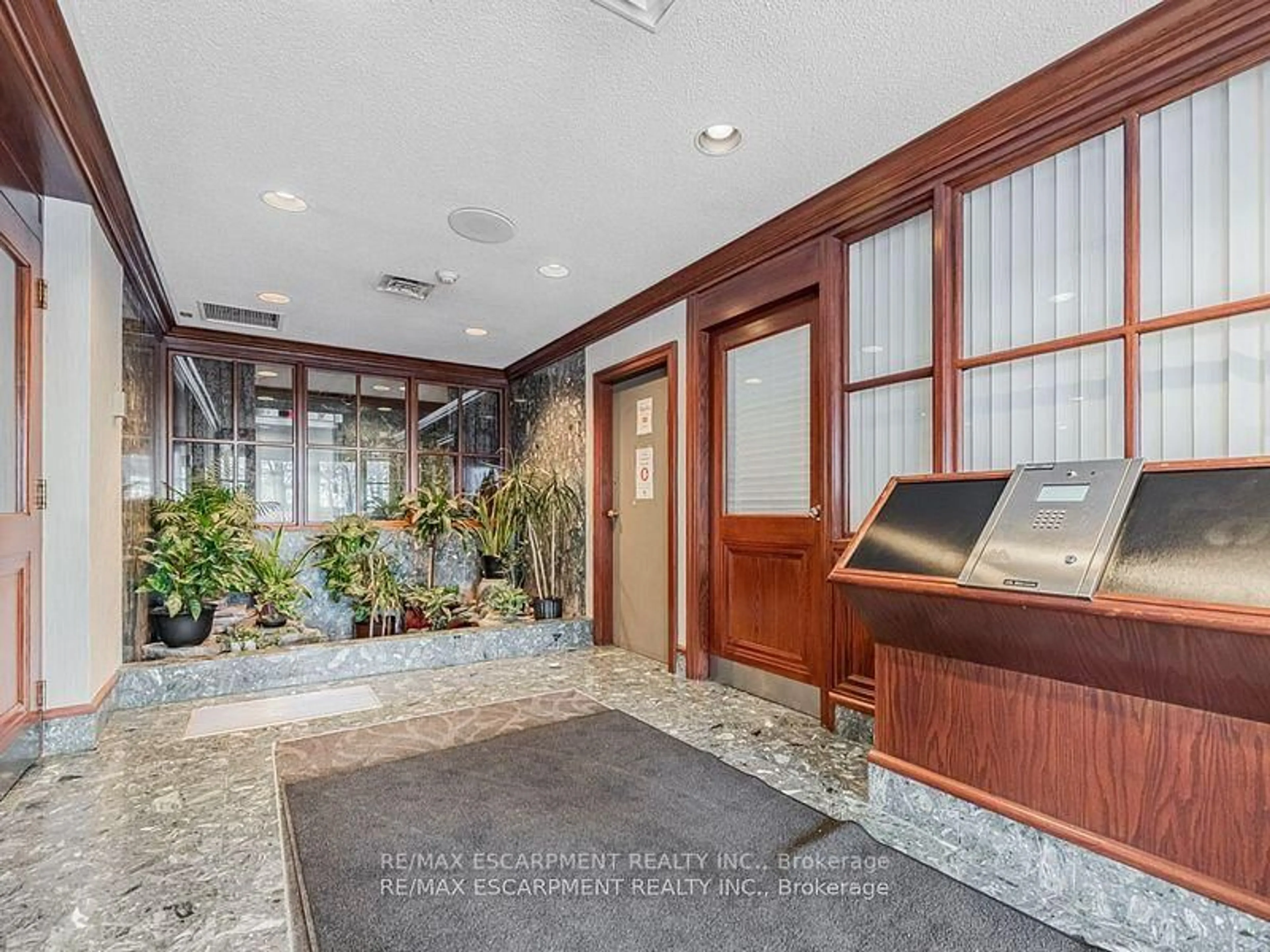 Unknown for 880 Dundas St #UPH7, Mississauga Ontario L5C 4H3