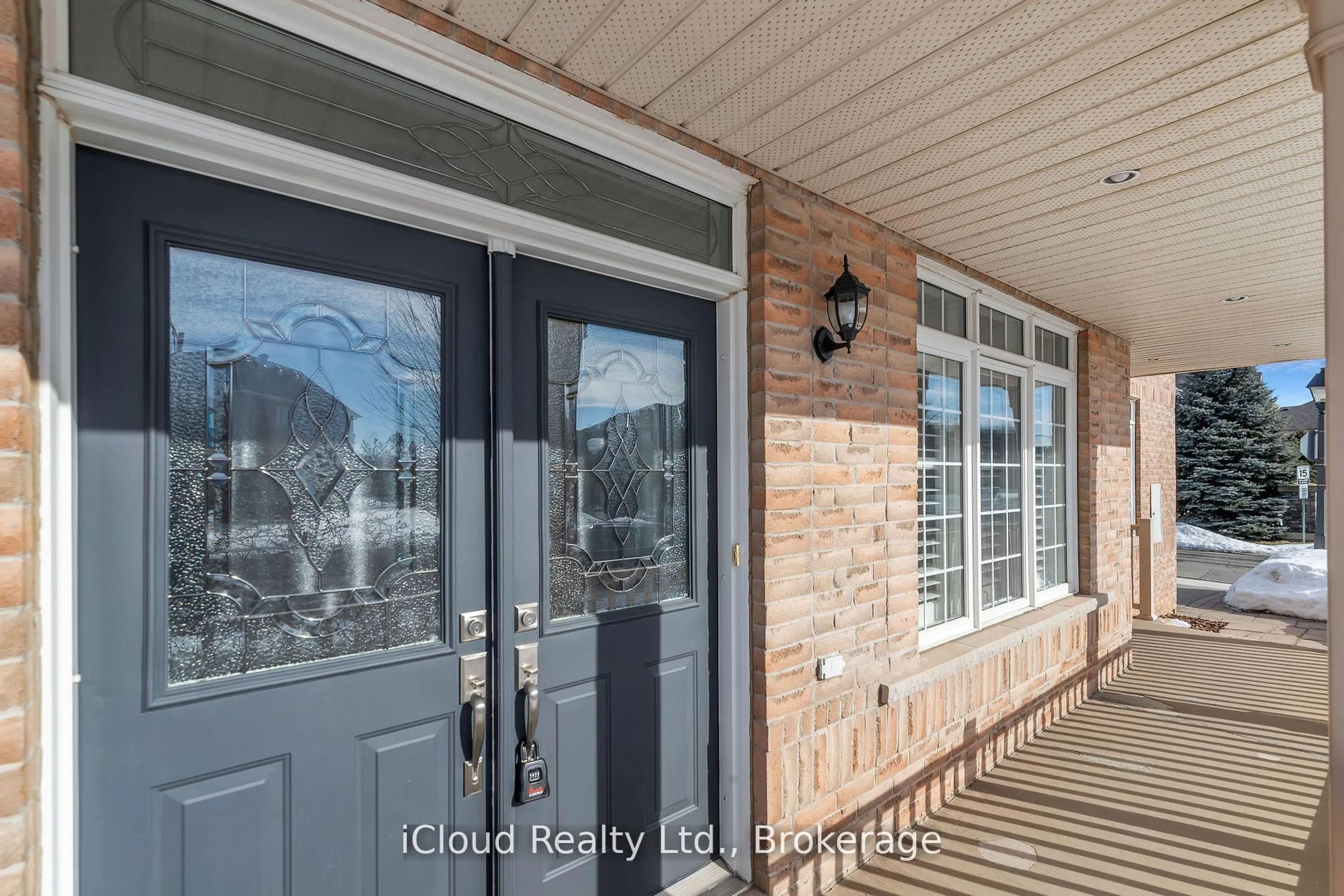Indoor entryway for 2295 Rochester Circ #18, Oakville Ontario L6M 5C9