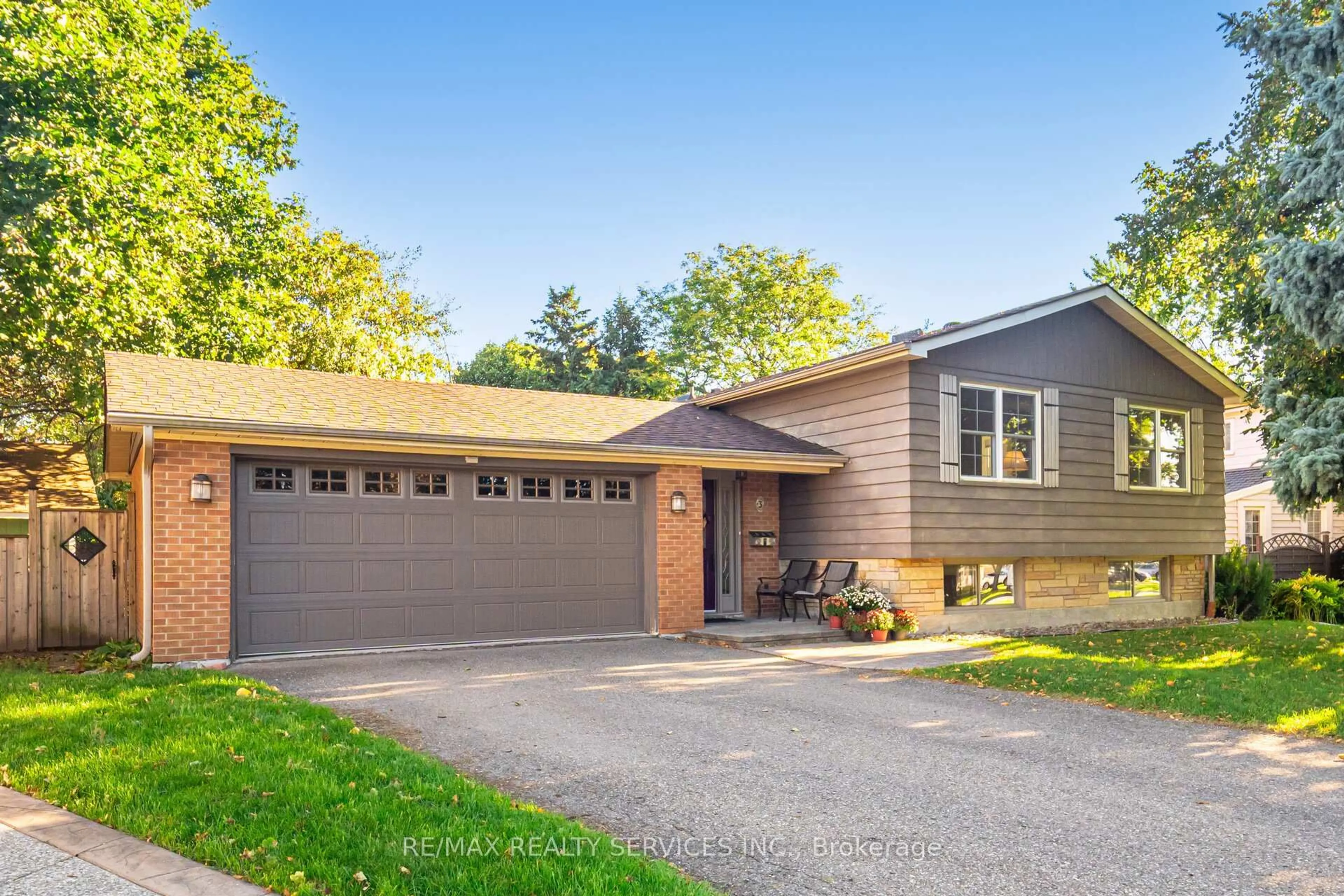 Home with brick exterior material, street for 3 Conway Crt, Brampton Ontario L6T 1Z5