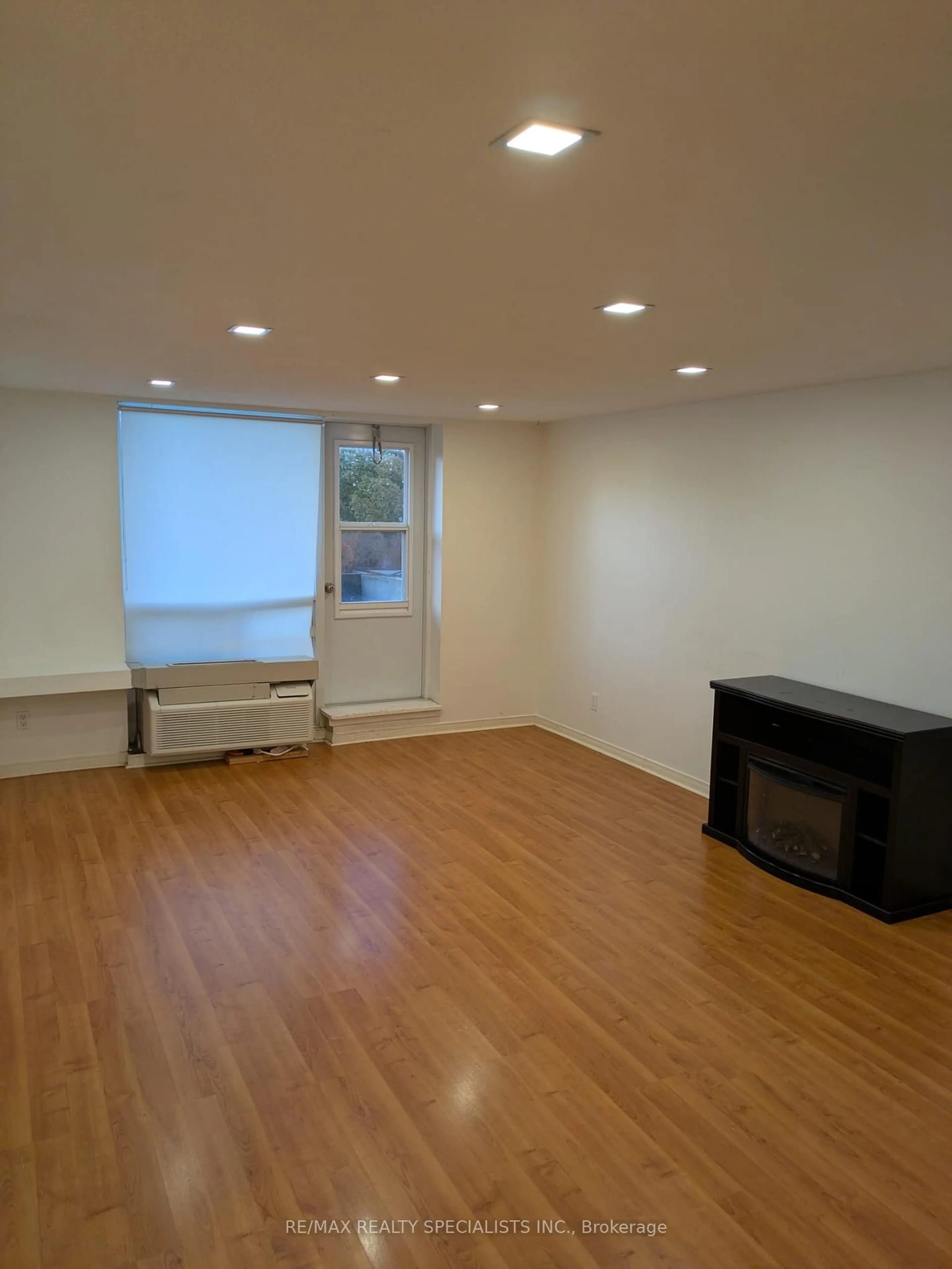 A pic of a room for 6720 Glen Erin Dr #201, Mississauga Ontario L5N 3K8