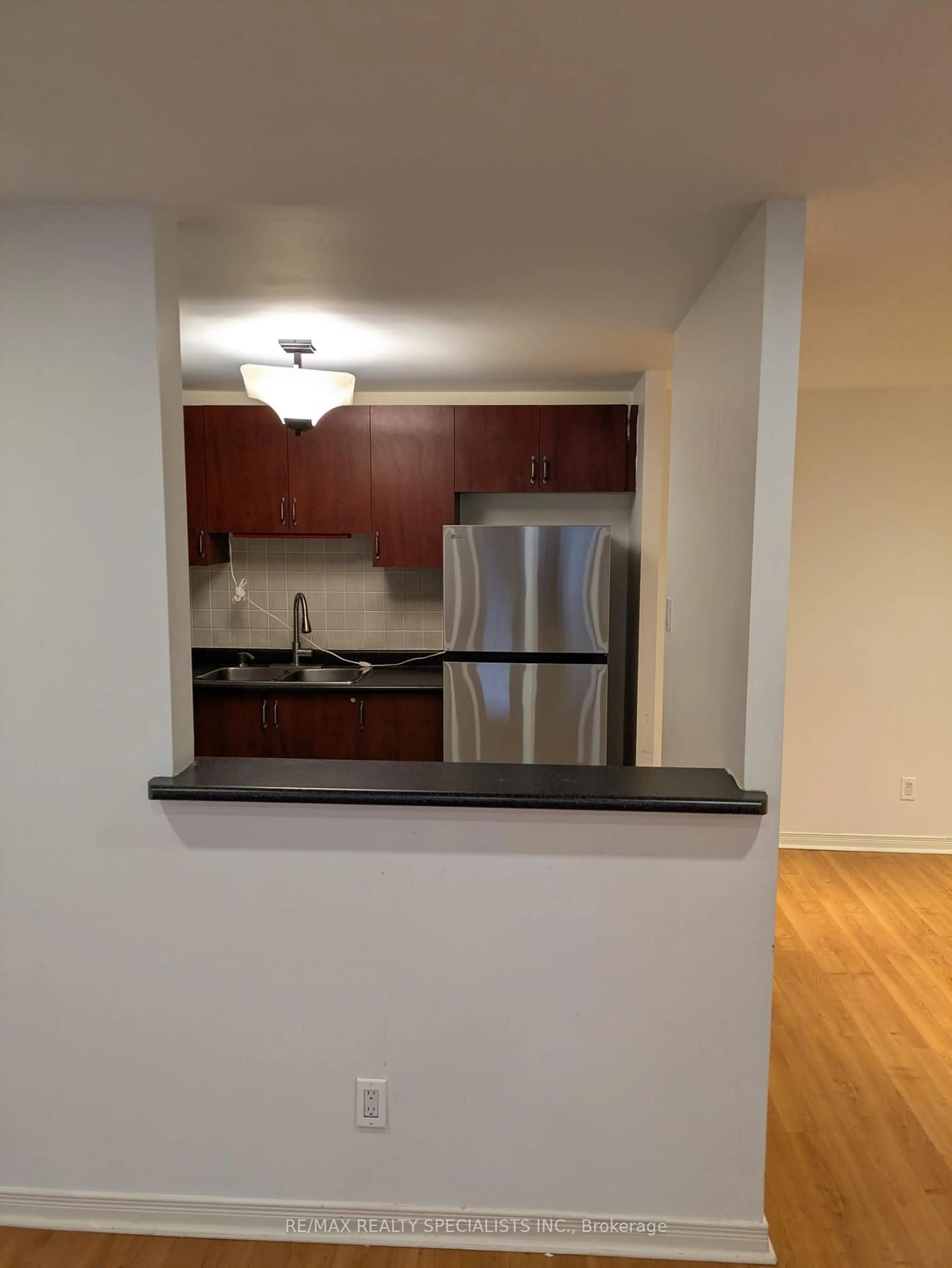 Standard kitchen, unknown for 6720 Glen Erin Dr #201, Mississauga Ontario L5N 3K8