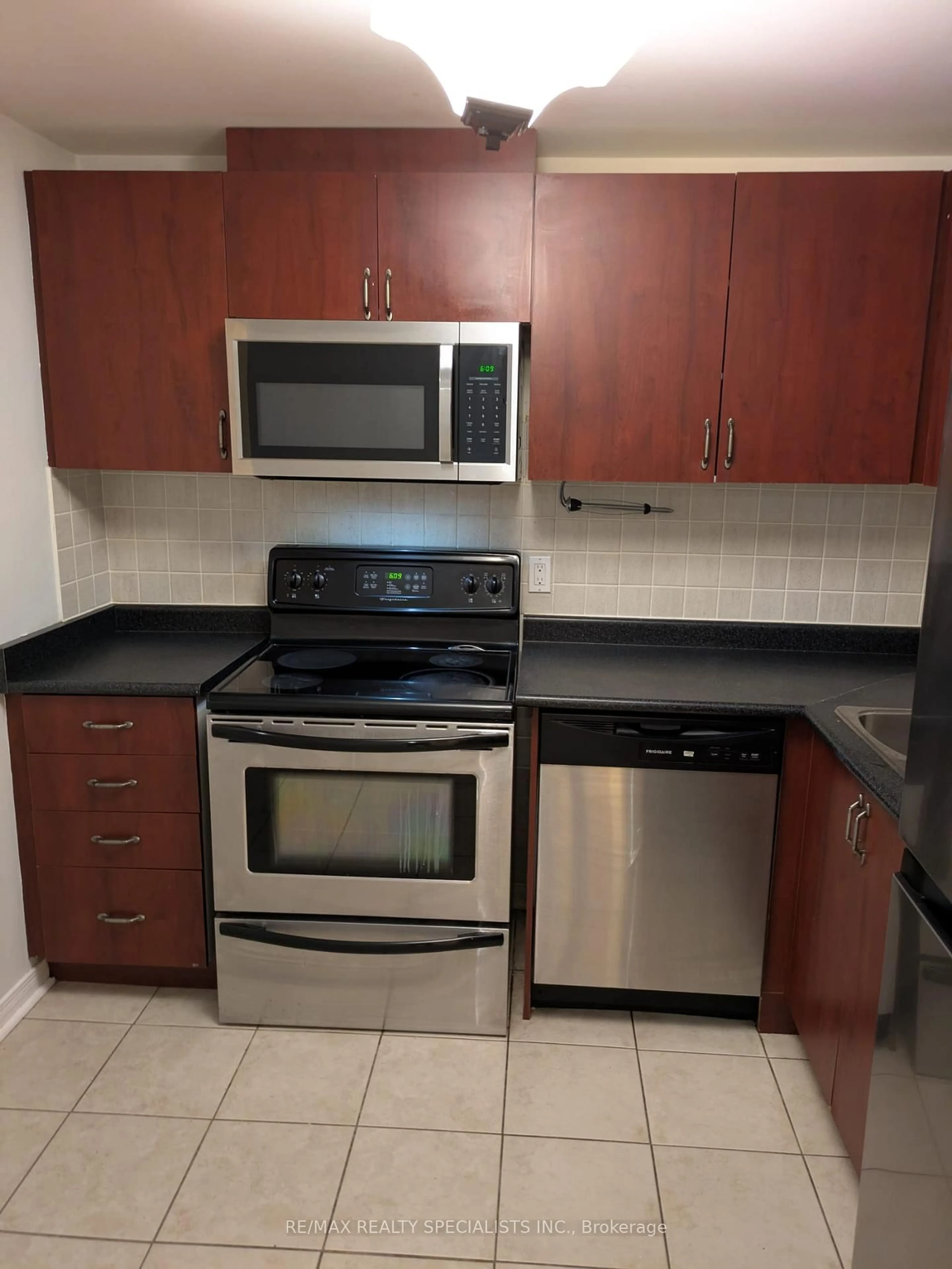 Standard kitchen, unknown for 6720 Glen Erin Dr #201, Mississauga Ontario L5N 3K8