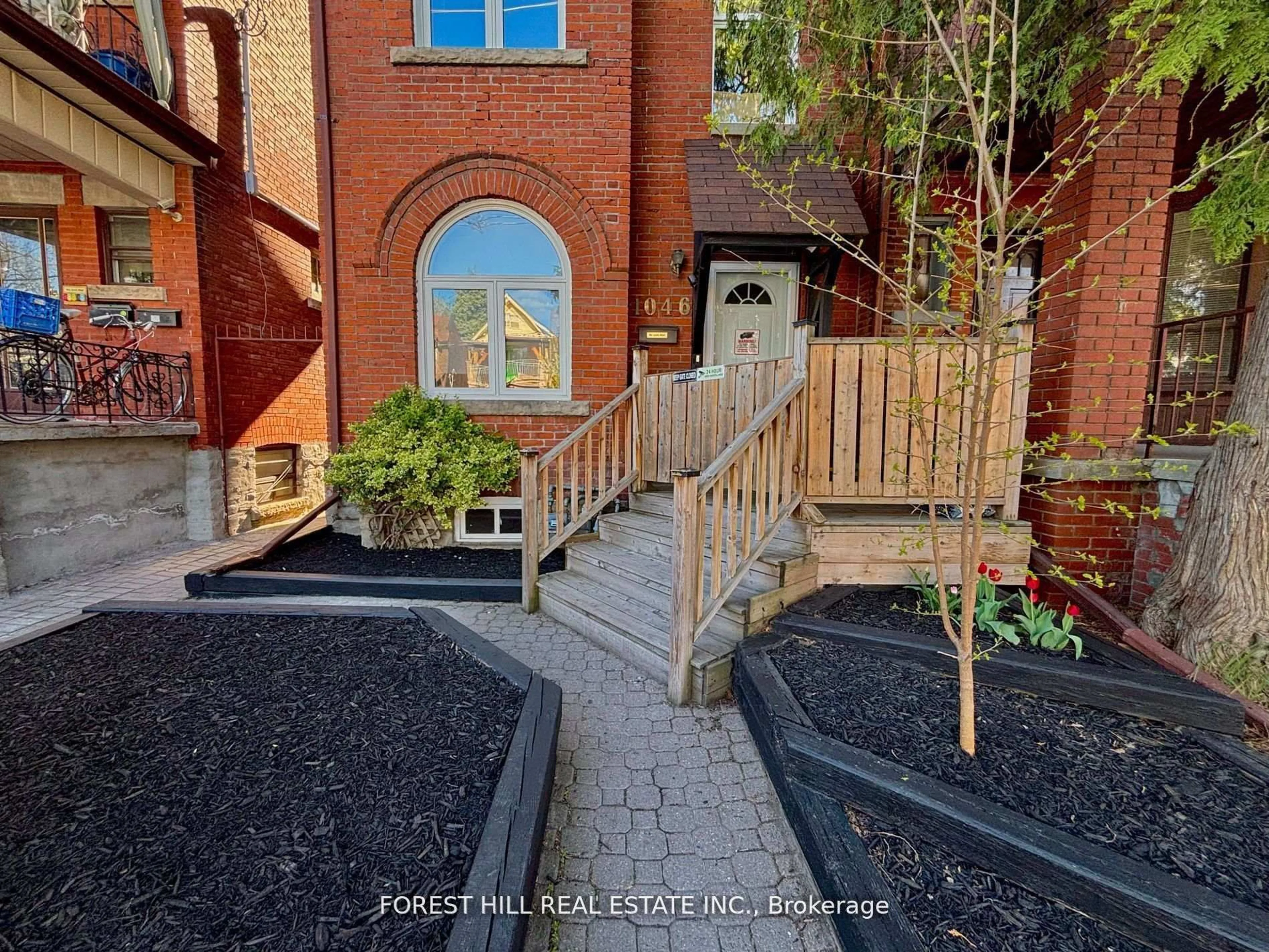 Stairs for 1046 Dovercourt Rd, Toronto Ontario M6H 2X8