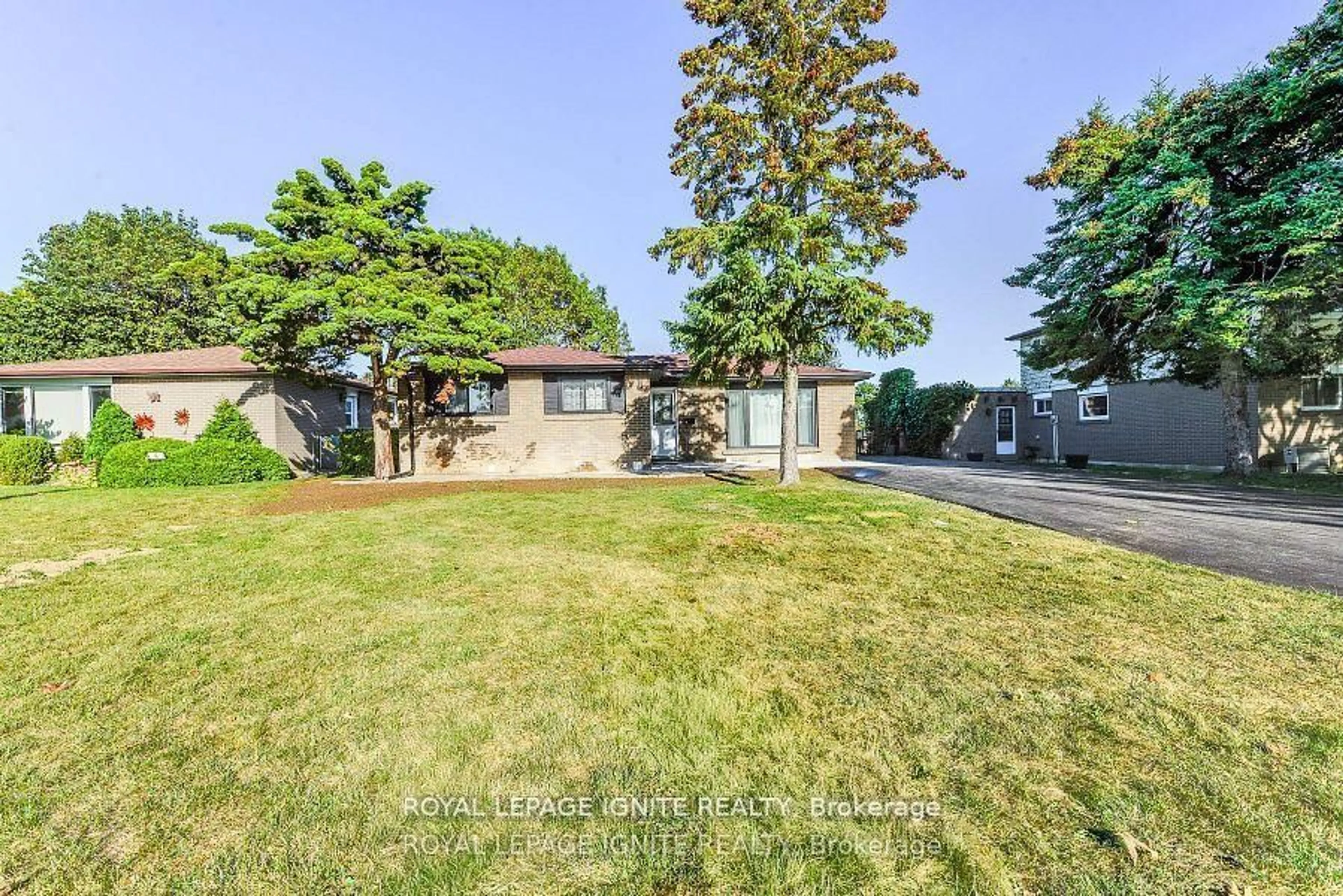 A pic from outside/outdoor area/front of a property/back of a property/a pic from drone, street for 4 Drayton Cres, Brampton Ontario L6T 3G7