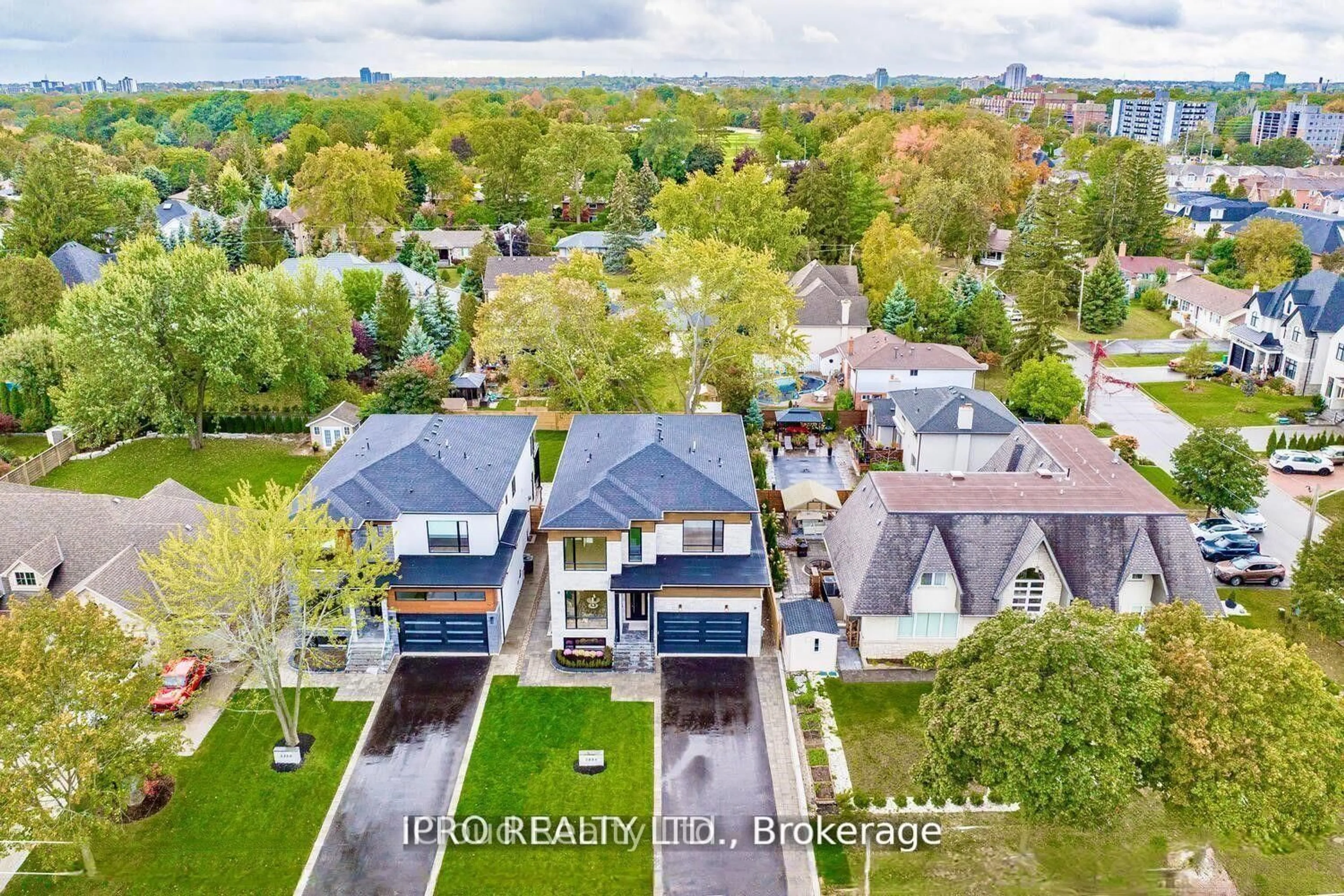 A pic from outside/outdoor area/front of a property/back of a property/a pic from drone, unknown for 2556 Glengarry Rd, Mississauga Ontario L5C 1Y3