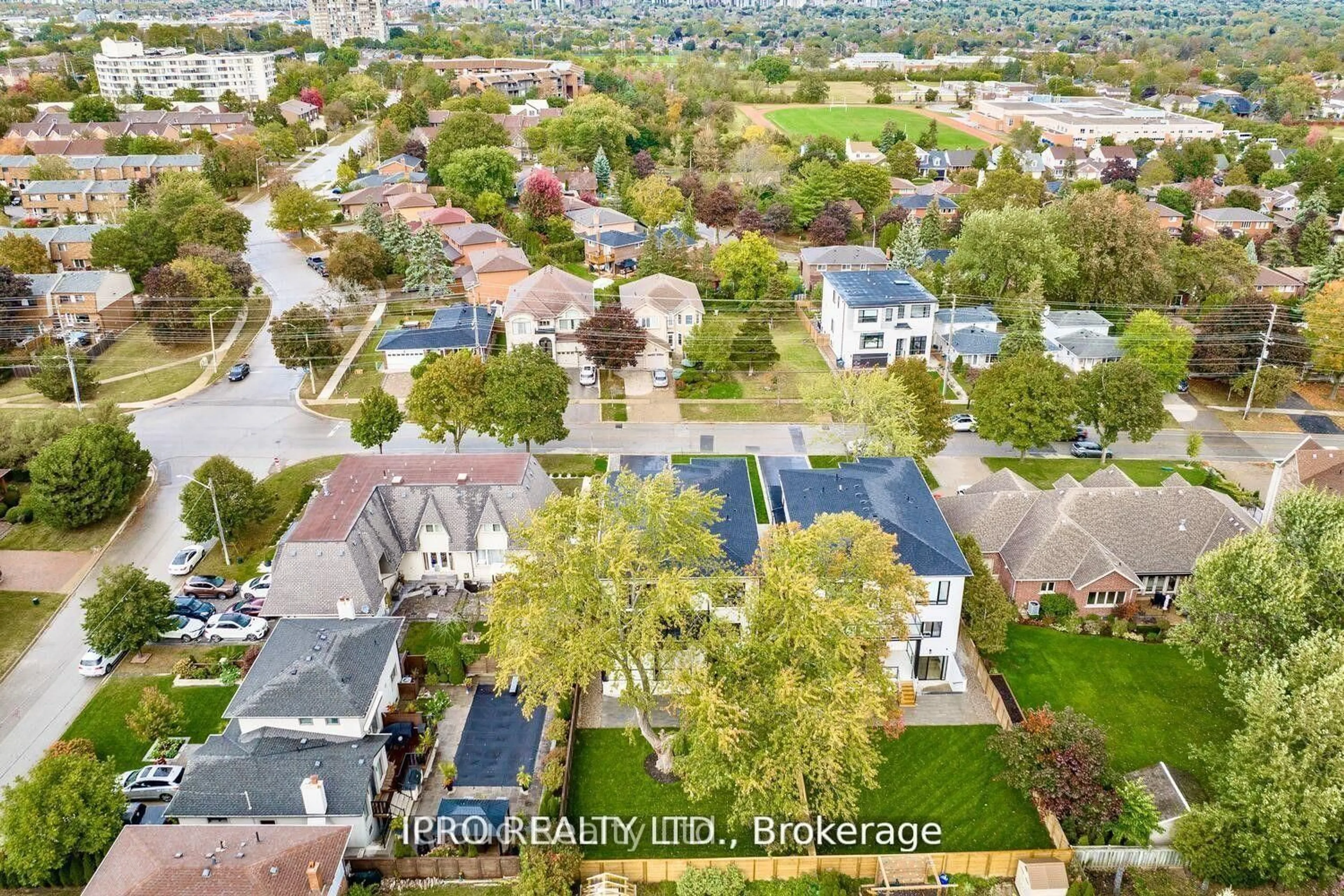 A pic from outside/outdoor area/front of a property/back of a property/a pic from drone, street for 2556 Glengarry Rd, Mississauga Ontario L5C 1Y3