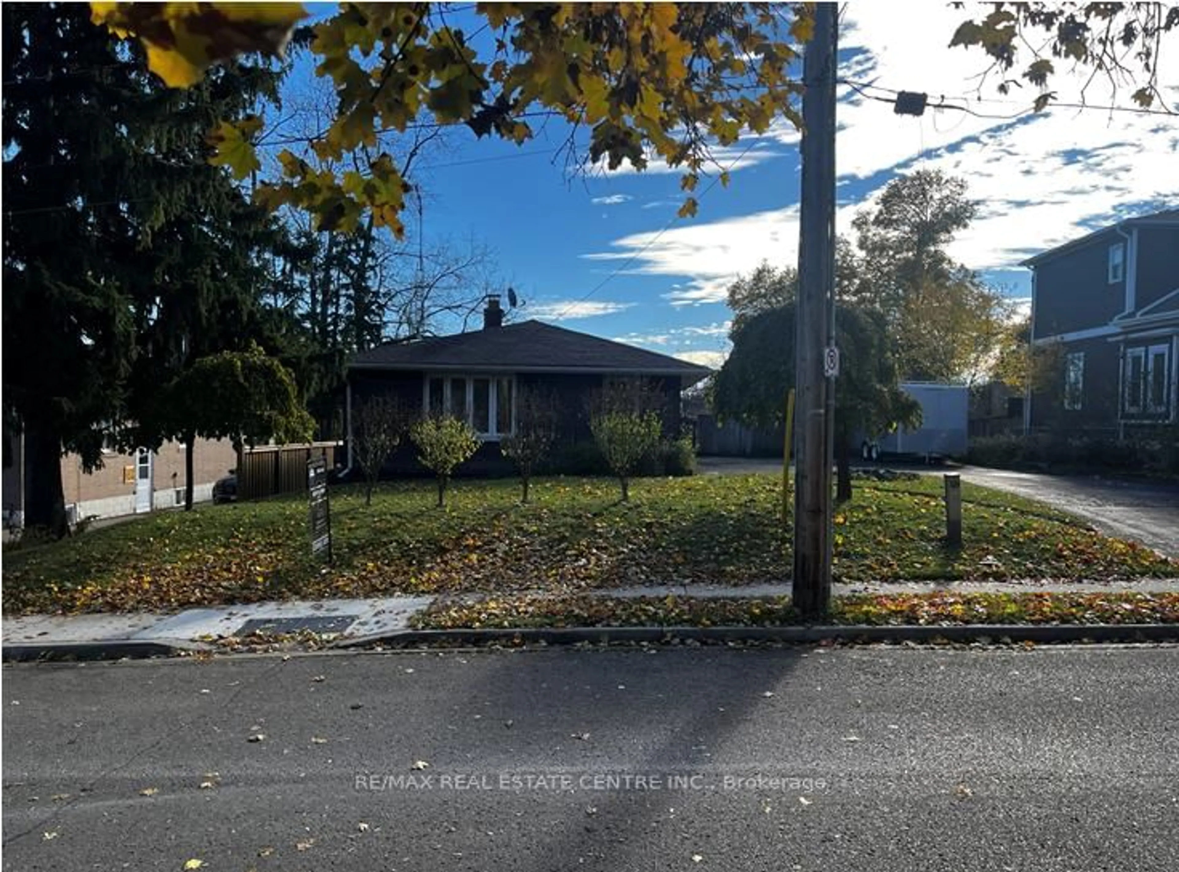 A pic from outside/outdoor area/front of a property/back of a property/a pic from drone, street for 260 Sydney St, Milton Ontario L9T 1E1