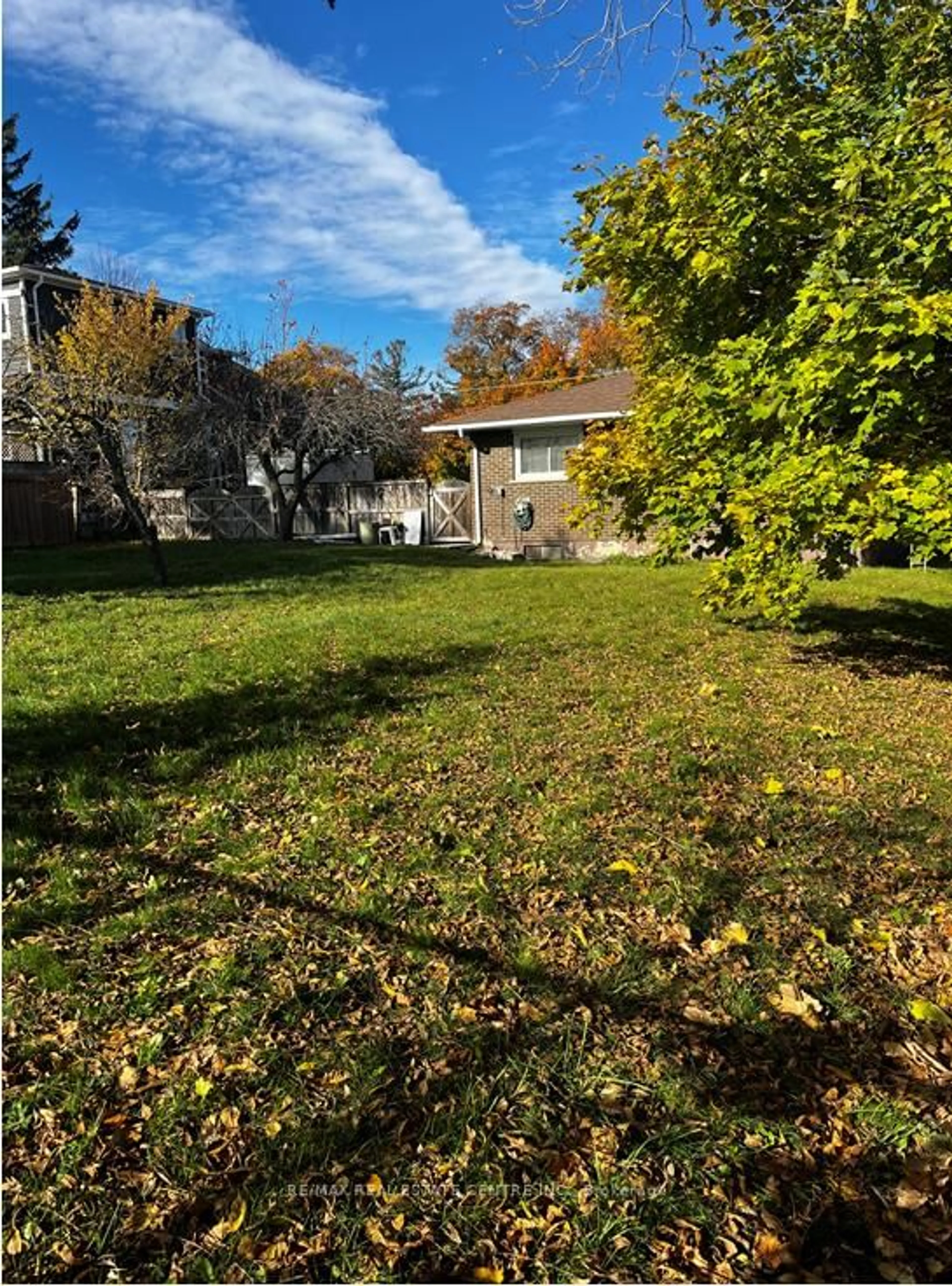 A pic from outside/outdoor area/front of a property/back of a property/a pic from drone, street for 260 Sydney St, Milton Ontario L9T 1E1