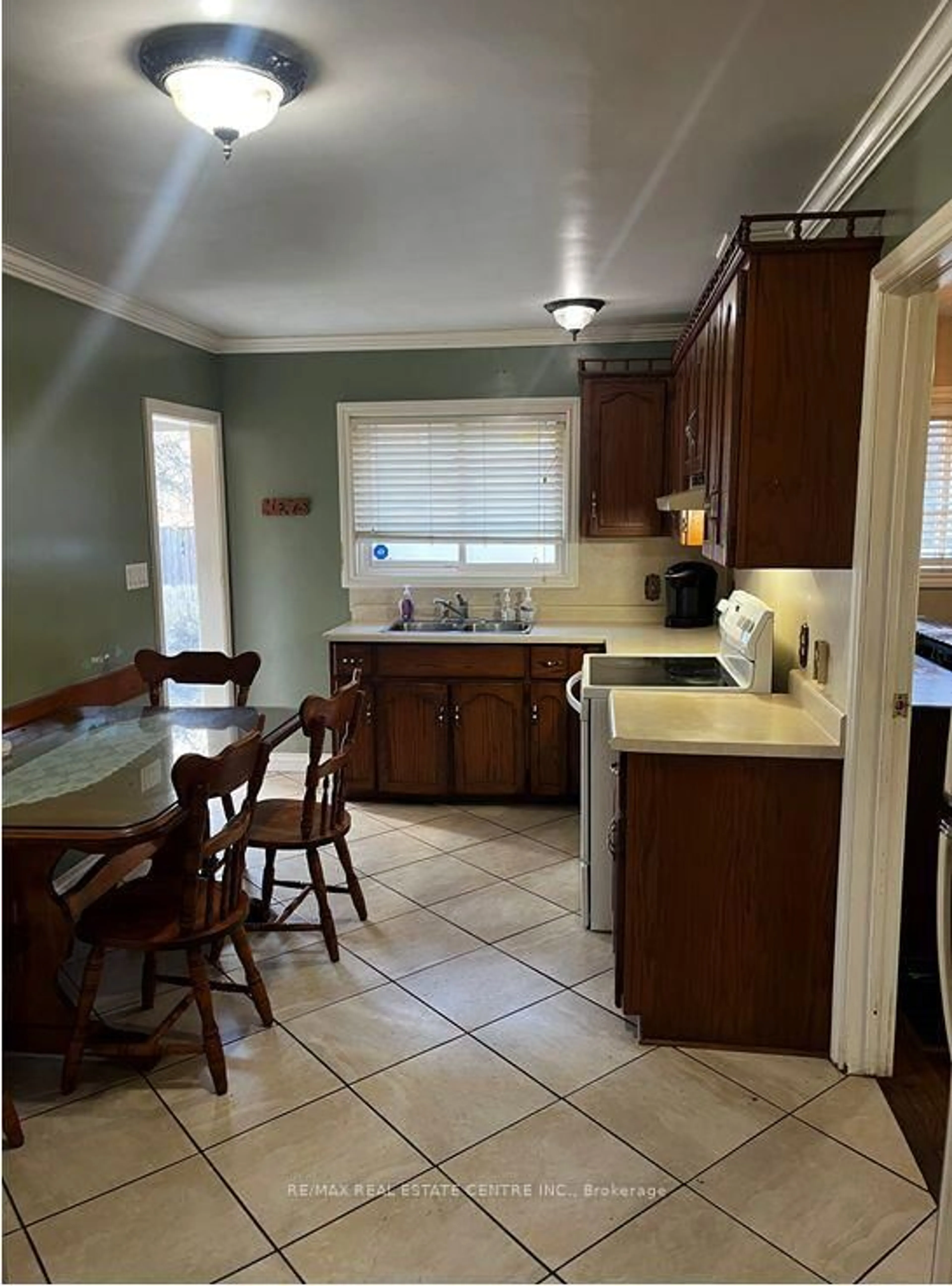 Standard kitchen, ceramic/tile floor for 260 Sydney St, Milton Ontario L9T 1E1