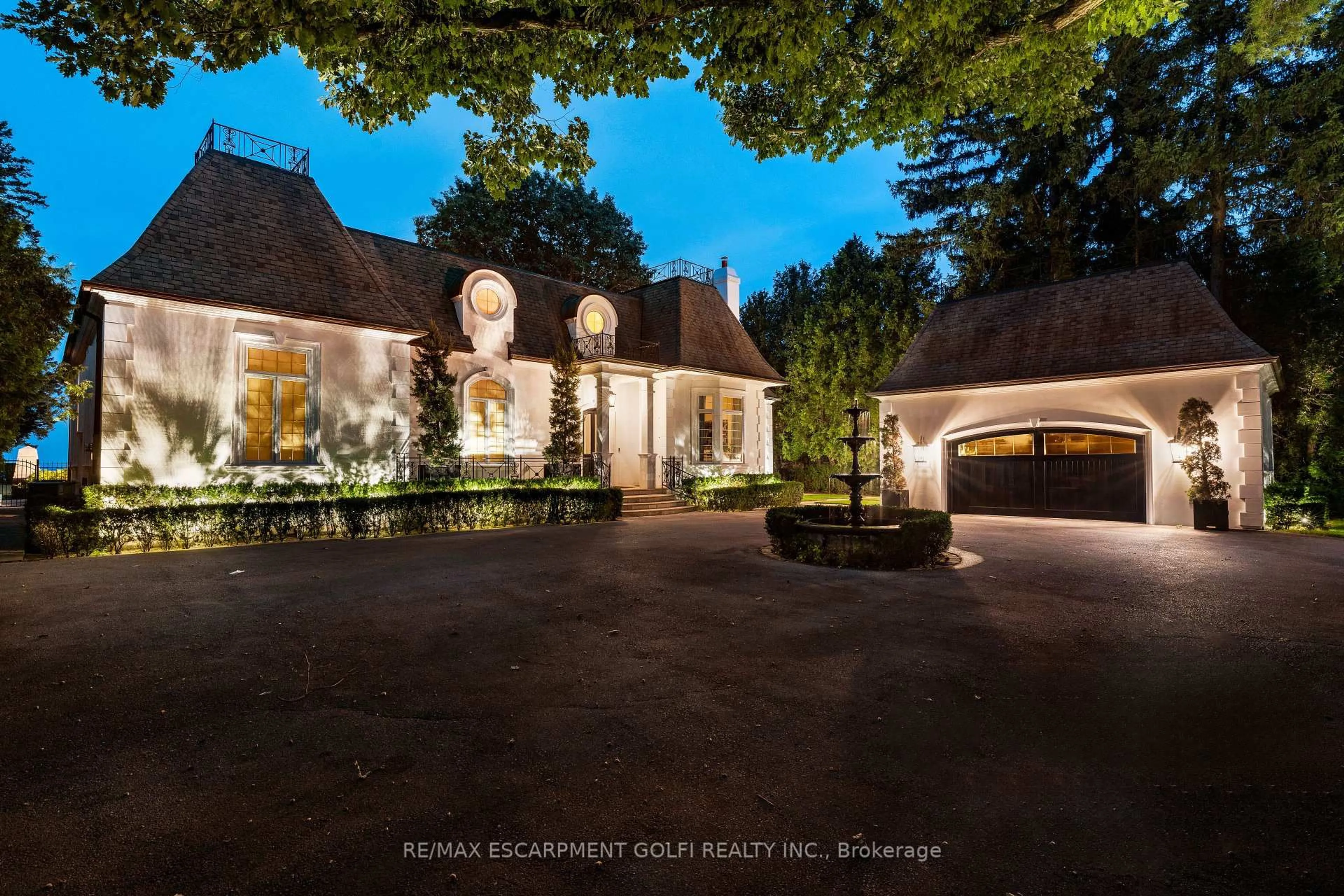 Indoor foyer for 4410 Lakeshore Rd, Burlington Ontario L7L 1B4