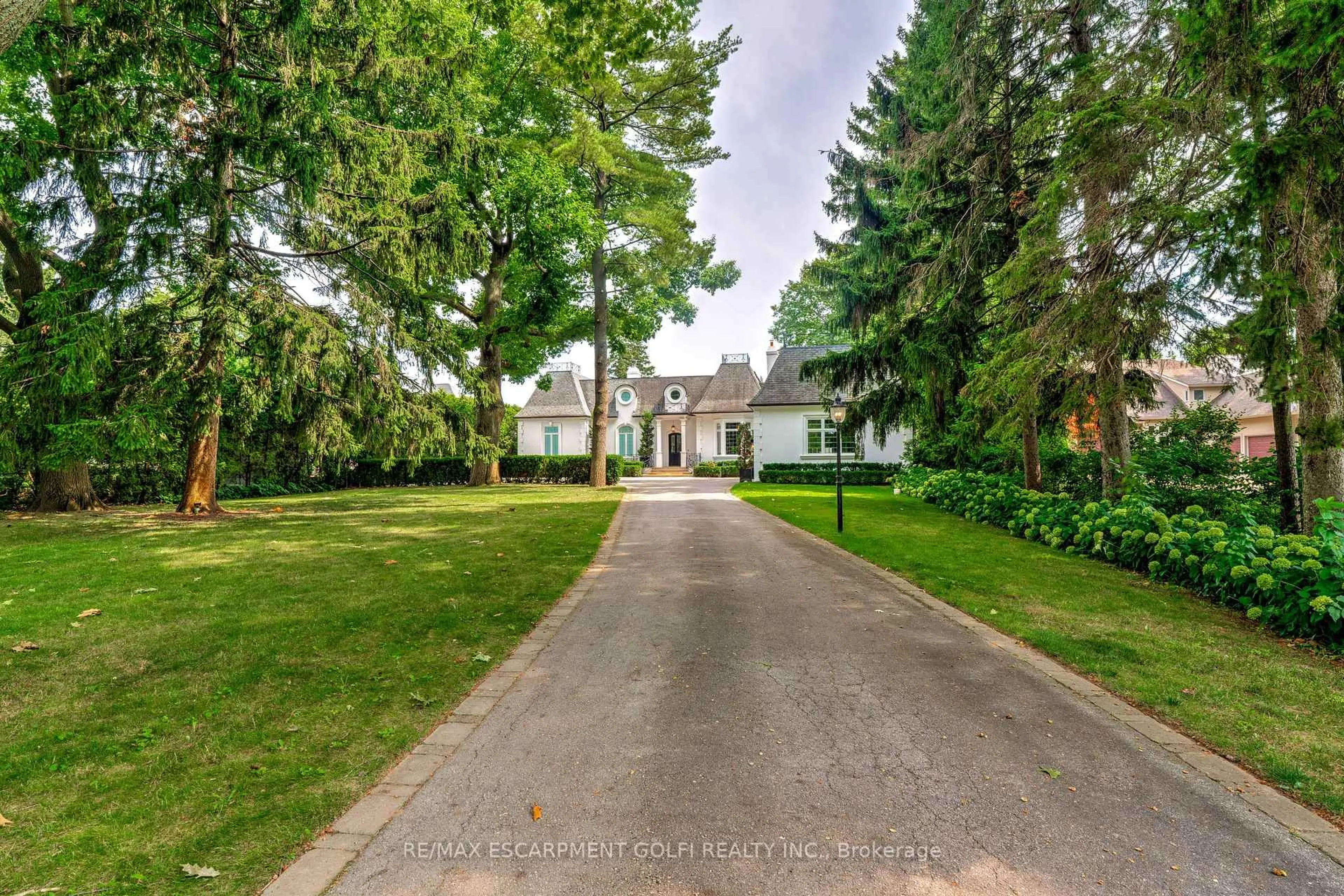 A pic from outside/outdoor area/front of a property/back of a property/a pic from drone, street for 4410 Lakeshore Rd, Burlington Ontario L7L 1B4