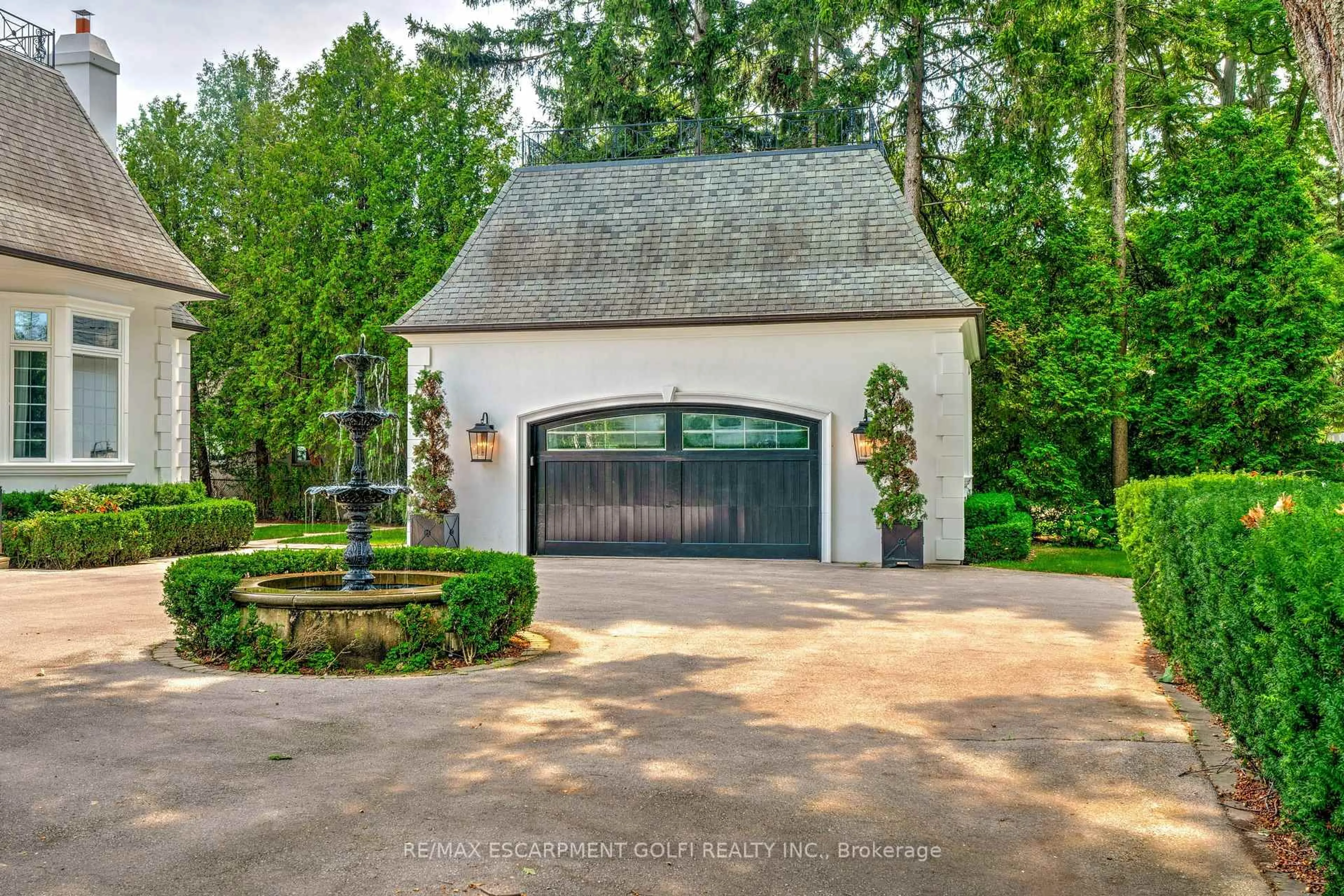 Indoor garage for 4410 Lakeshore Rd, Burlington Ontario L7L 1B4