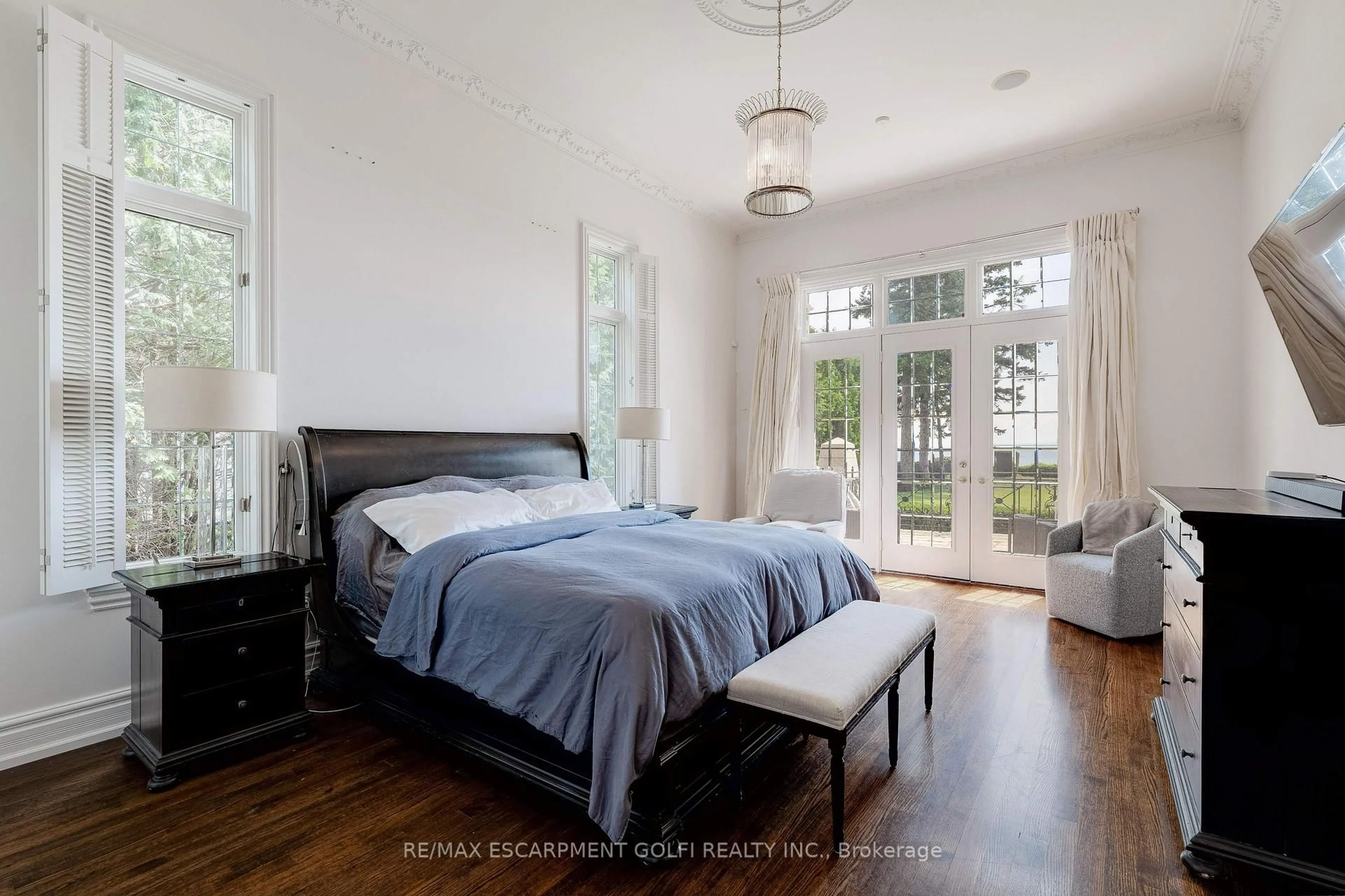 Bedroom with bed, unknown for 4410 Lakeshore Rd, Burlington Ontario L7L 1B4