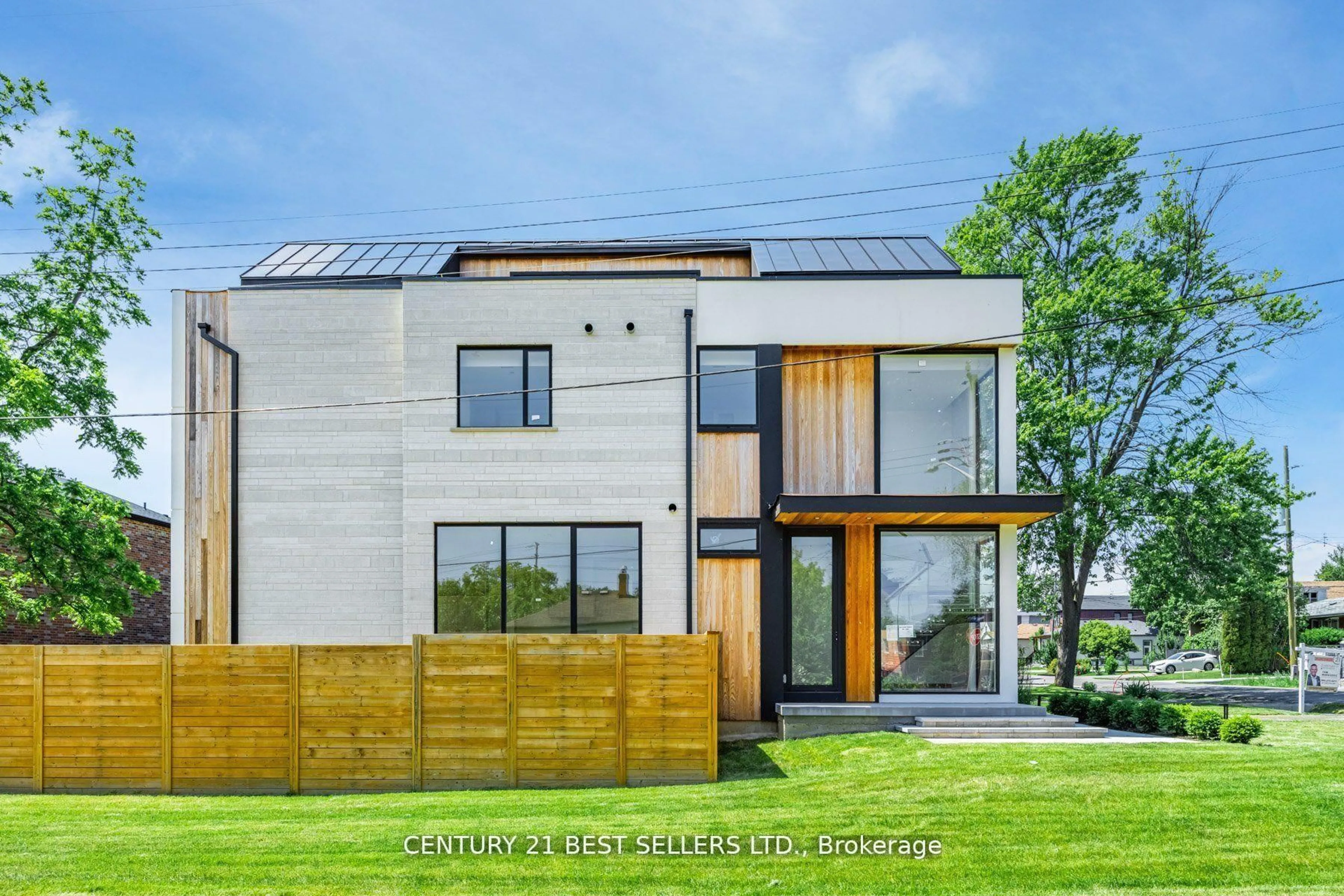 Home with brick exterior material, building for 739 Ebony Ave, Mississauga Ontario L5E 1V9