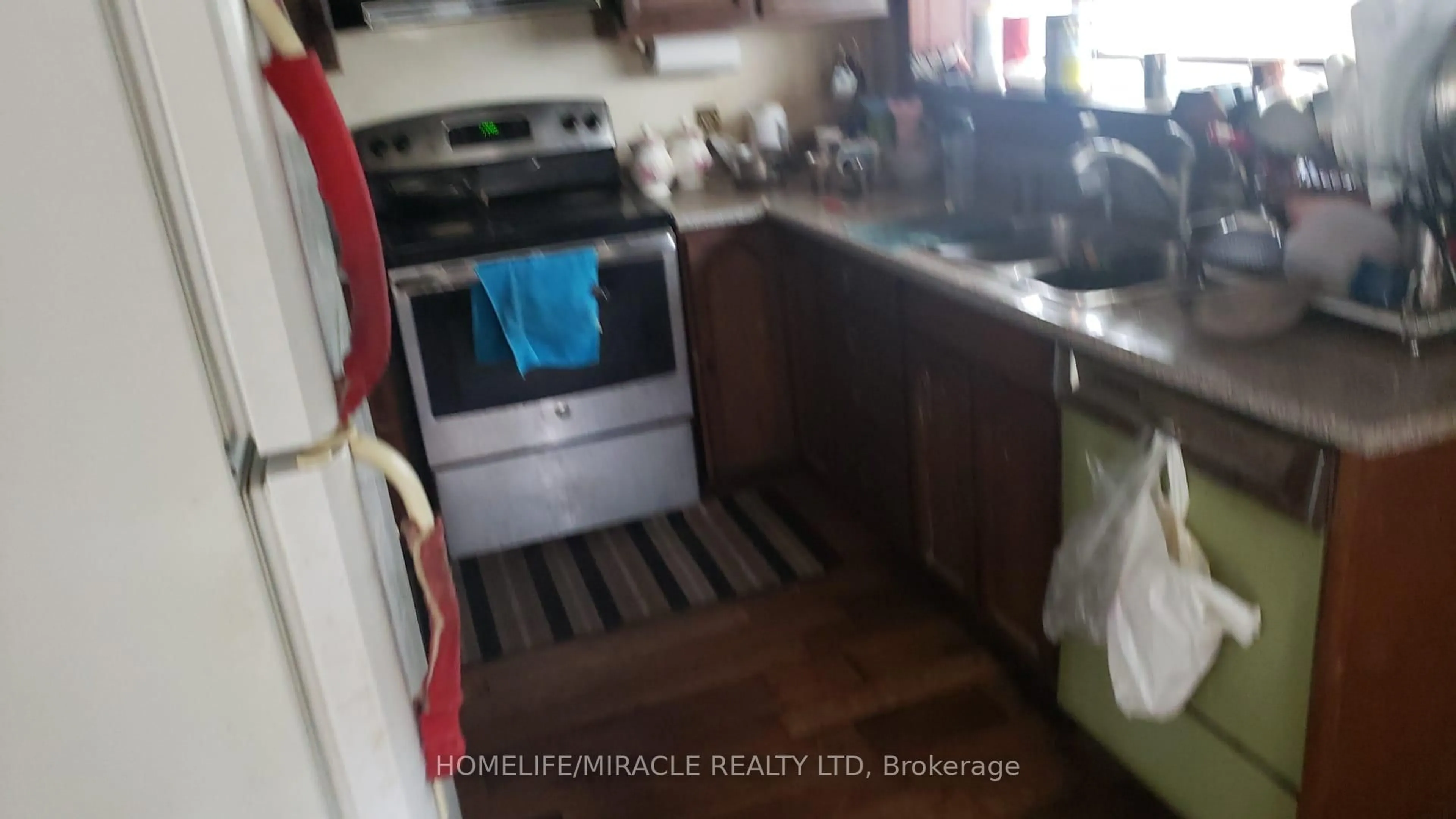 Standard kitchen, unknown for 7496 Redstone Rd, Mississauga Ontario L4T 2B6