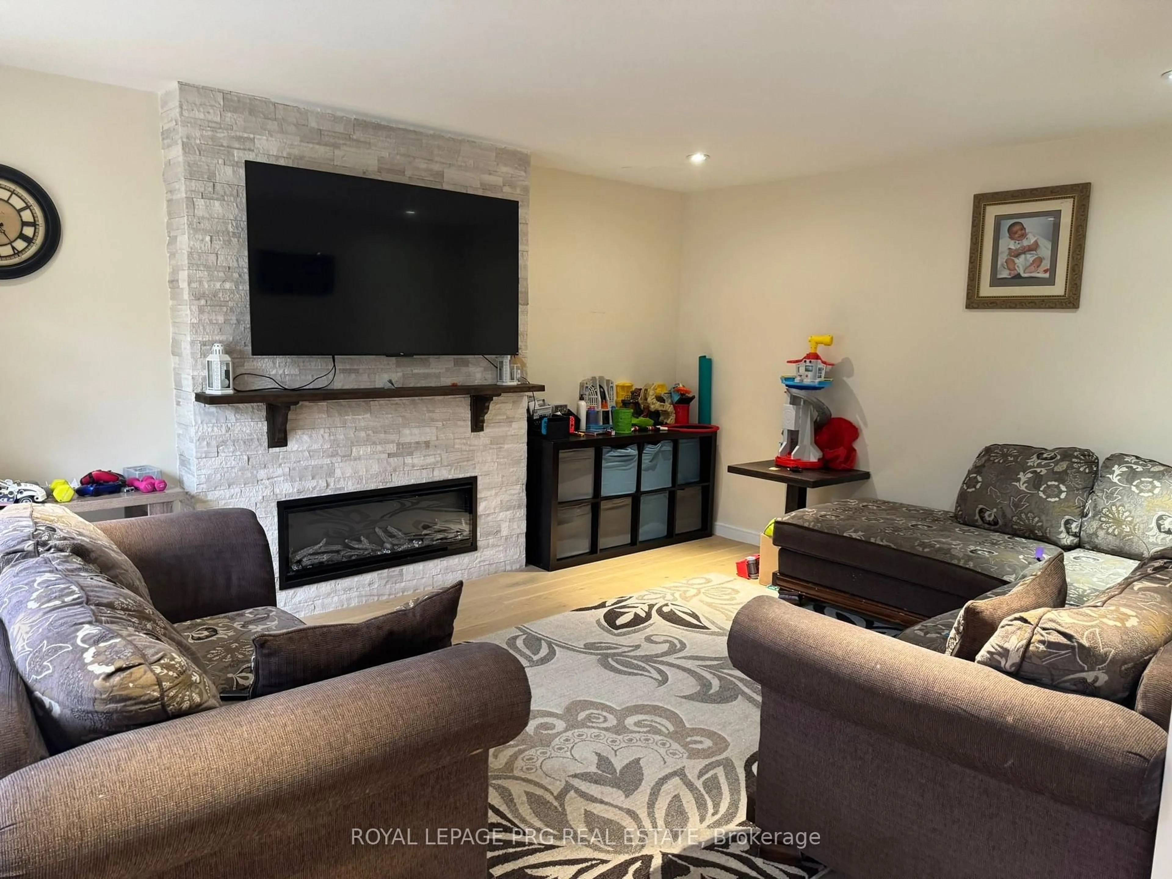 Living room with furniture, unknown for 1074 Goodson Cres, Oakville Ontario L6H 4A6