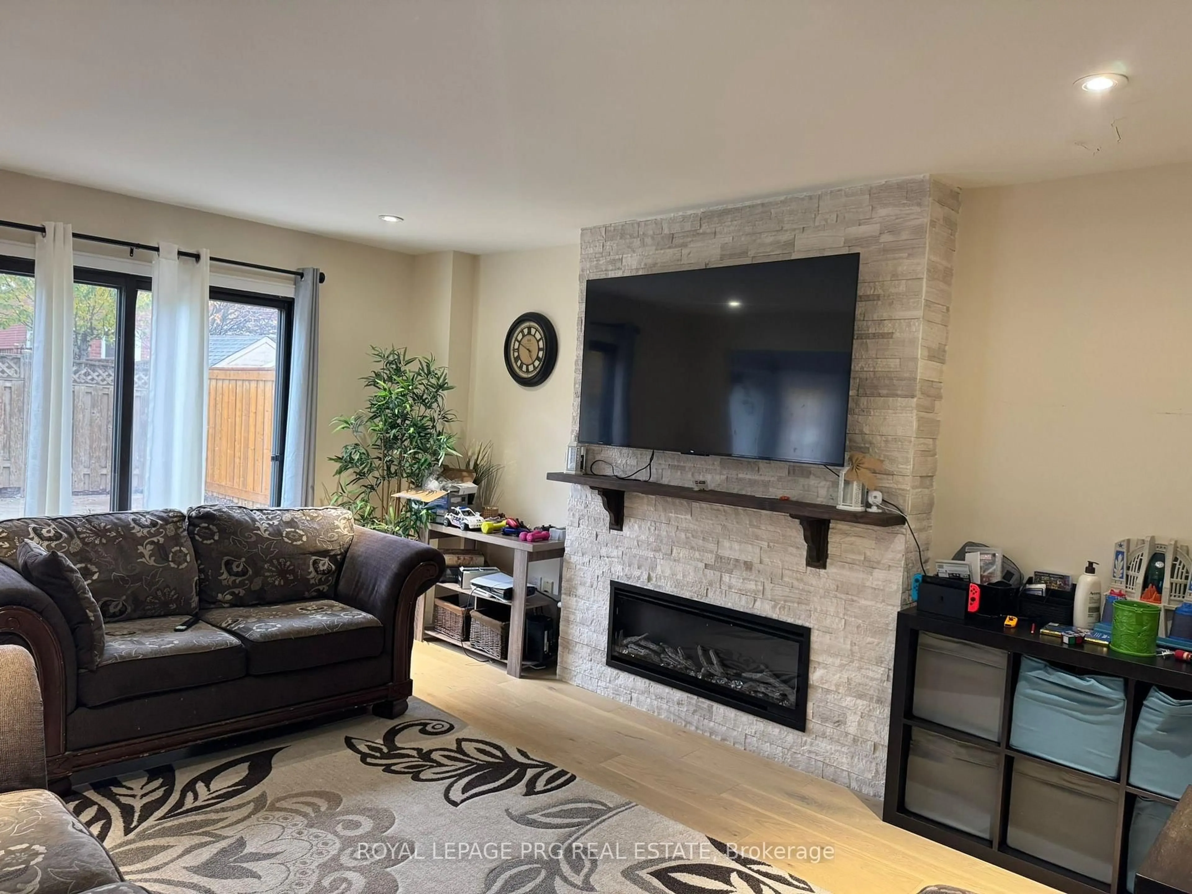 Living room with furniture, unknown for 1074 Goodson Cres, Oakville Ontario L6H 4A6